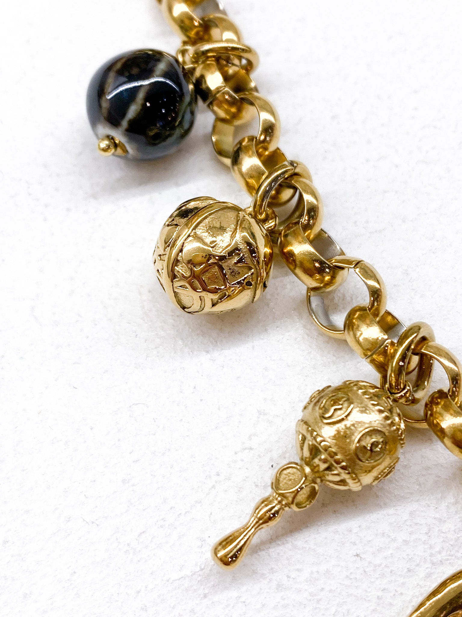 Collier XXL femme à grosse chaîne dorée et pendentifs