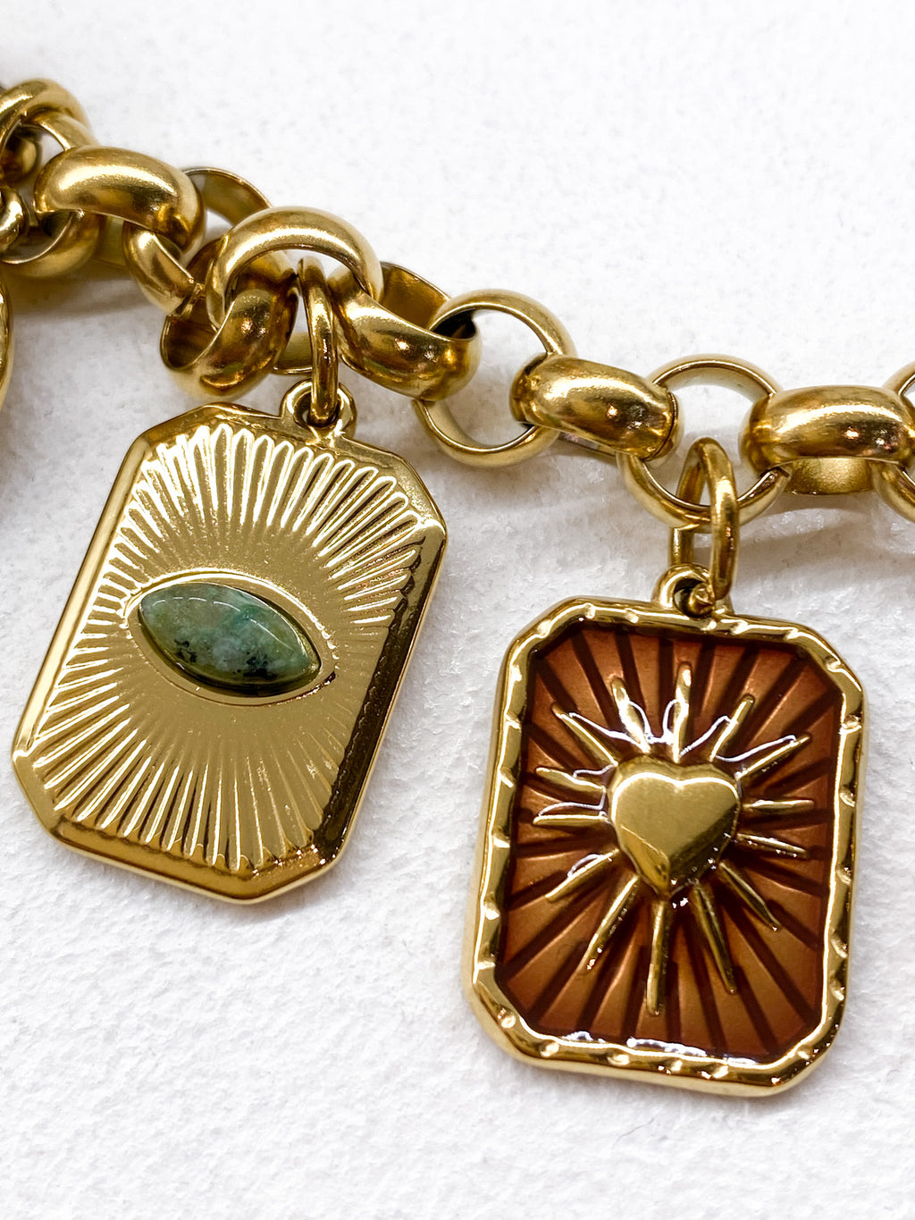 Collier XXL femme à grosse chaîne dorée et pendentifs