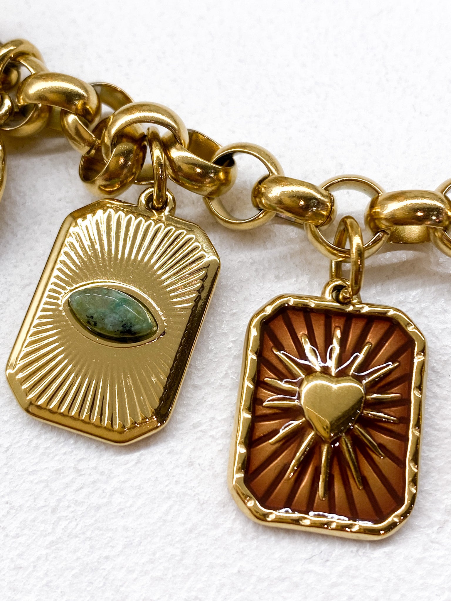 Collier XXL femme à grosse chaîne dorée et pendentifs