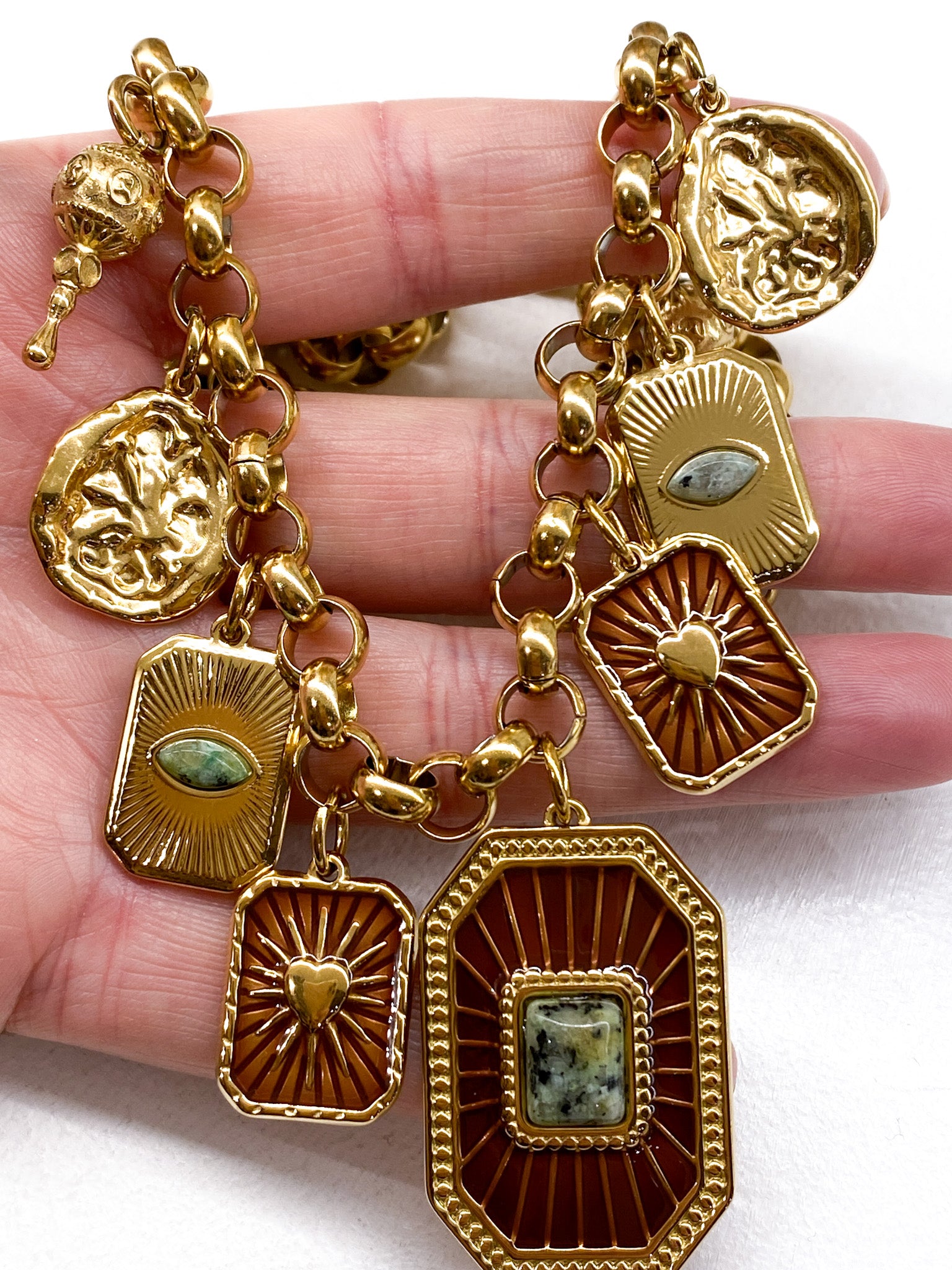 Collier XXL femme à grosse chaîne dorée et pendentifs