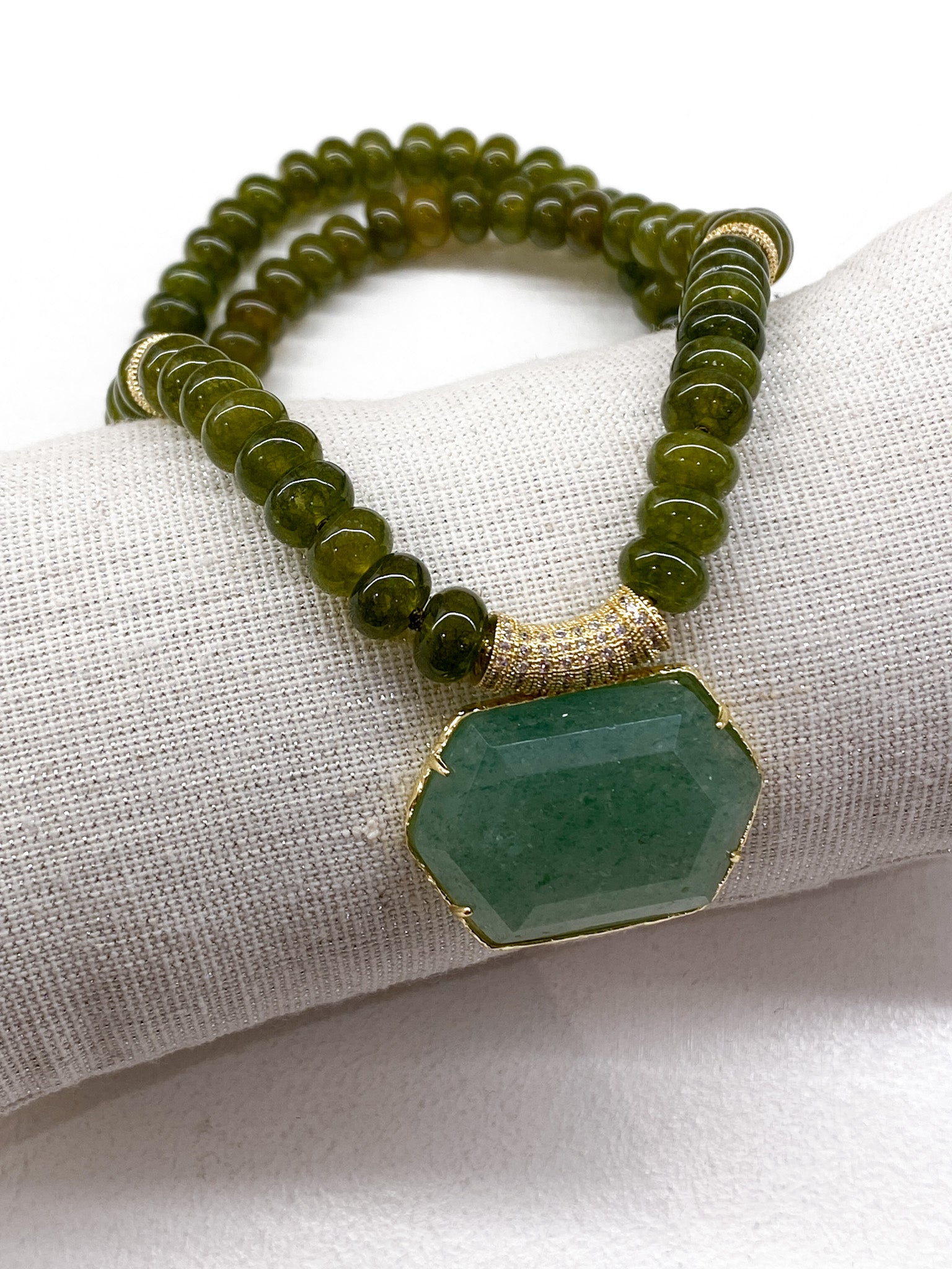 Collier de caractère en perles kaki et pendentif en amazonite