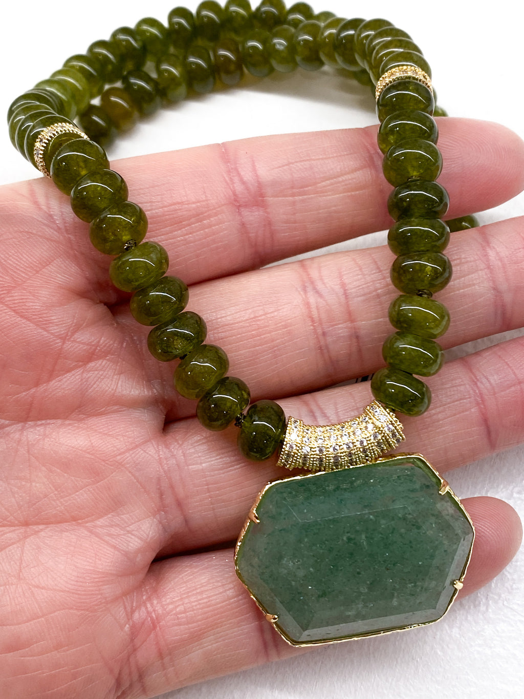 Collier de caractère en perles kaki et pendentif en amazonite