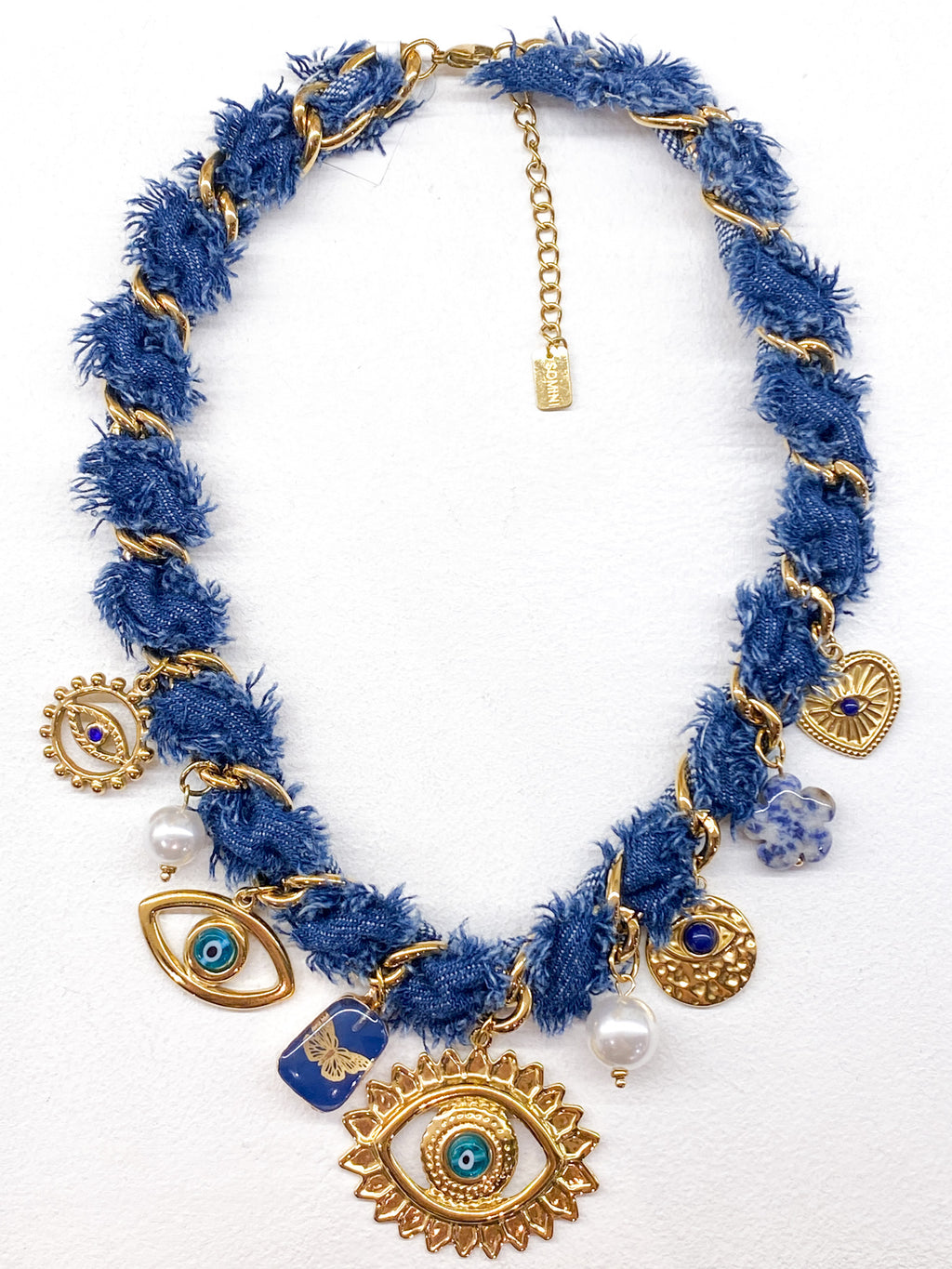 Collier à maillons larges avec tissu jean et pendentifs œil grec