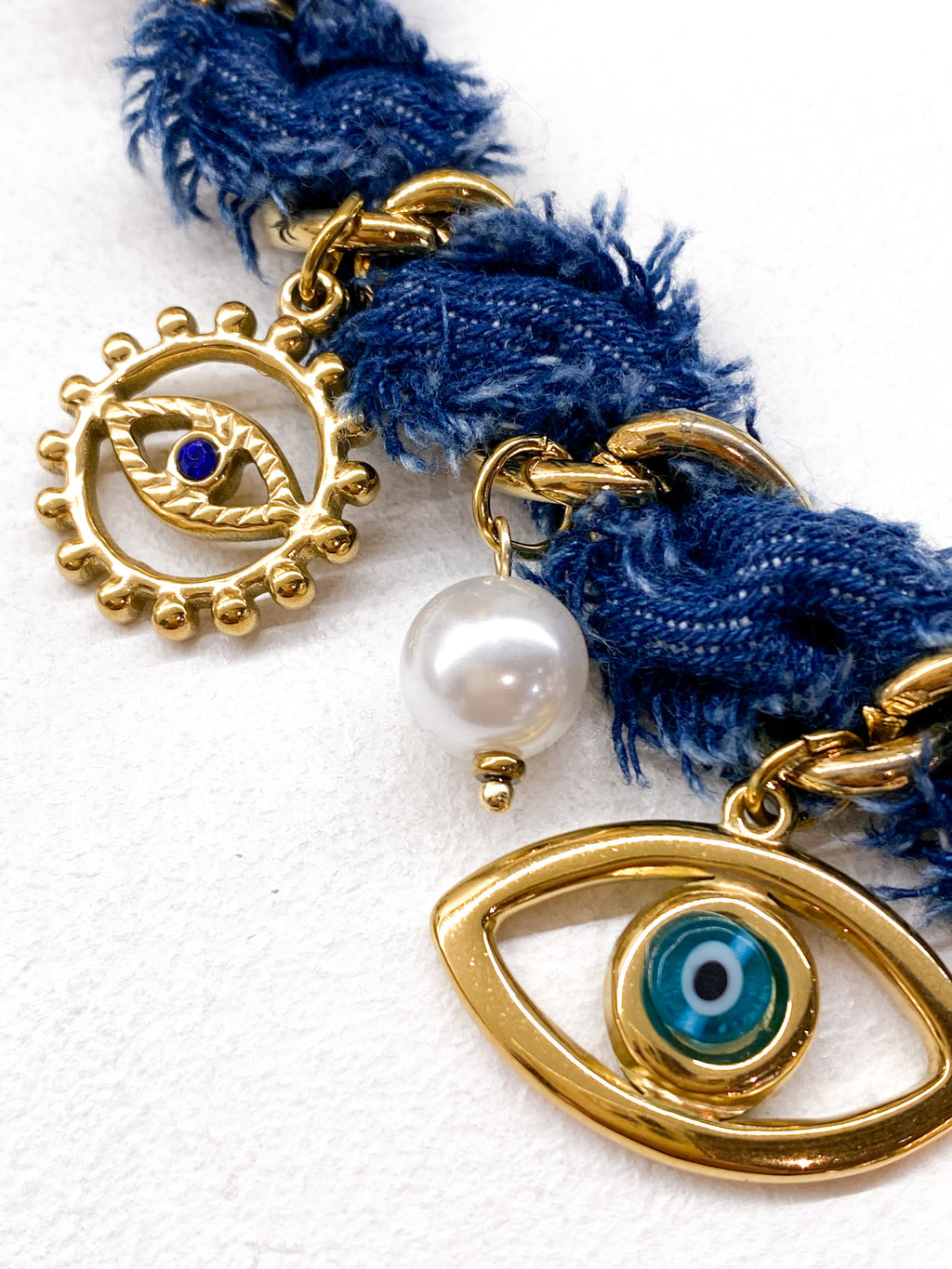 Collier à maillons larges avec tissu jean et pendentifs œil grec