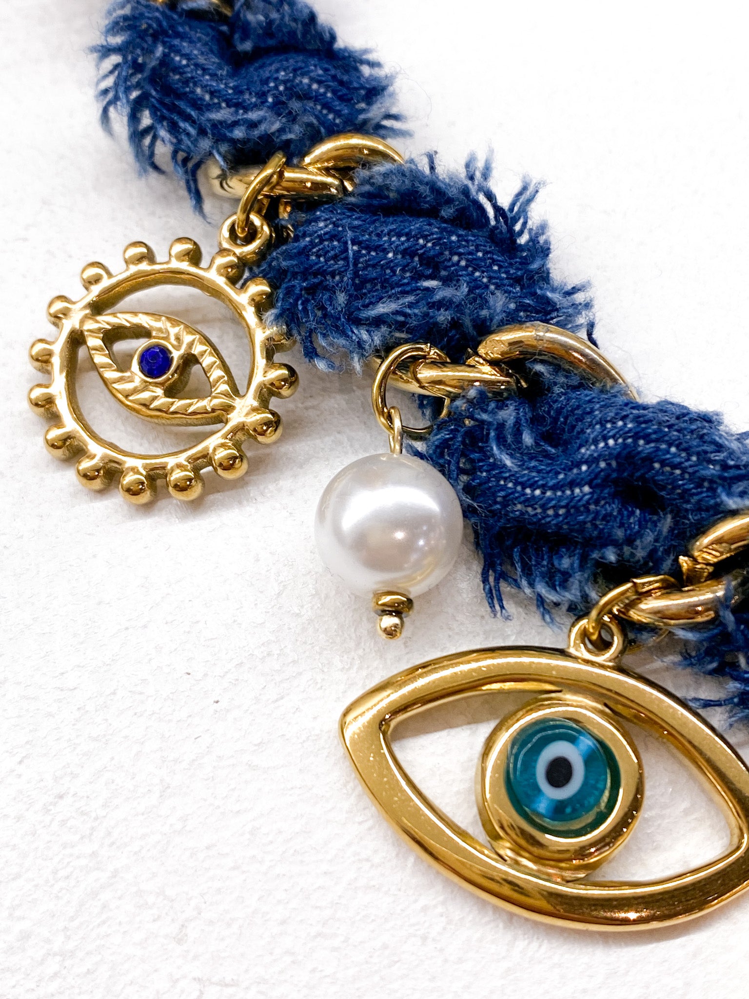 Collier à maillons larges avec tissu jean et pendentifs œil grec