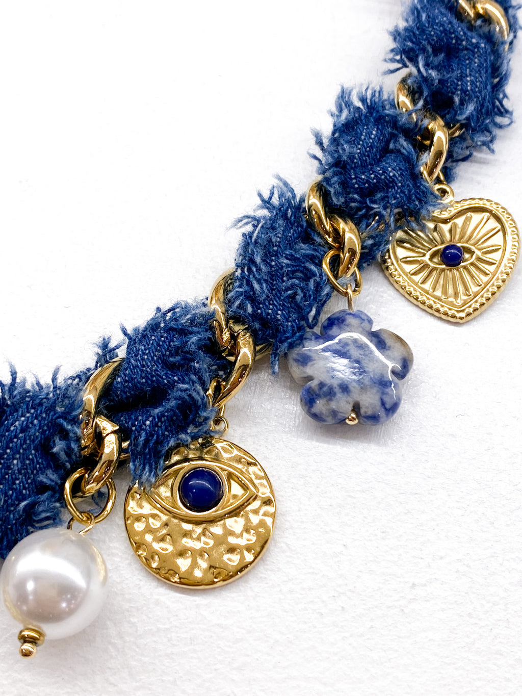 Collier à maillons larges avec tissu jean et pendentifs œil grec