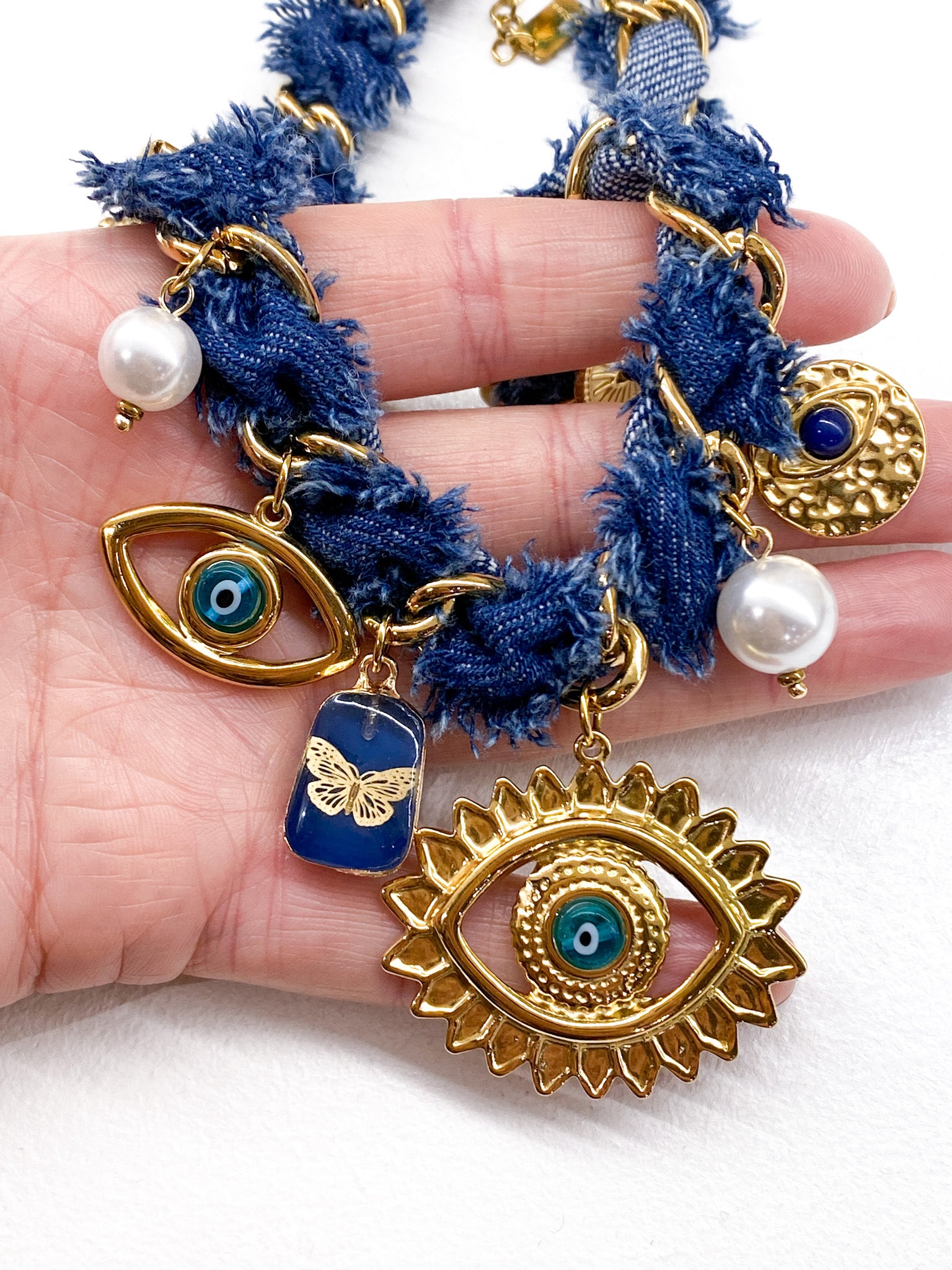 Collier à maillons larges avec tissu jean et pendentifs œil grec