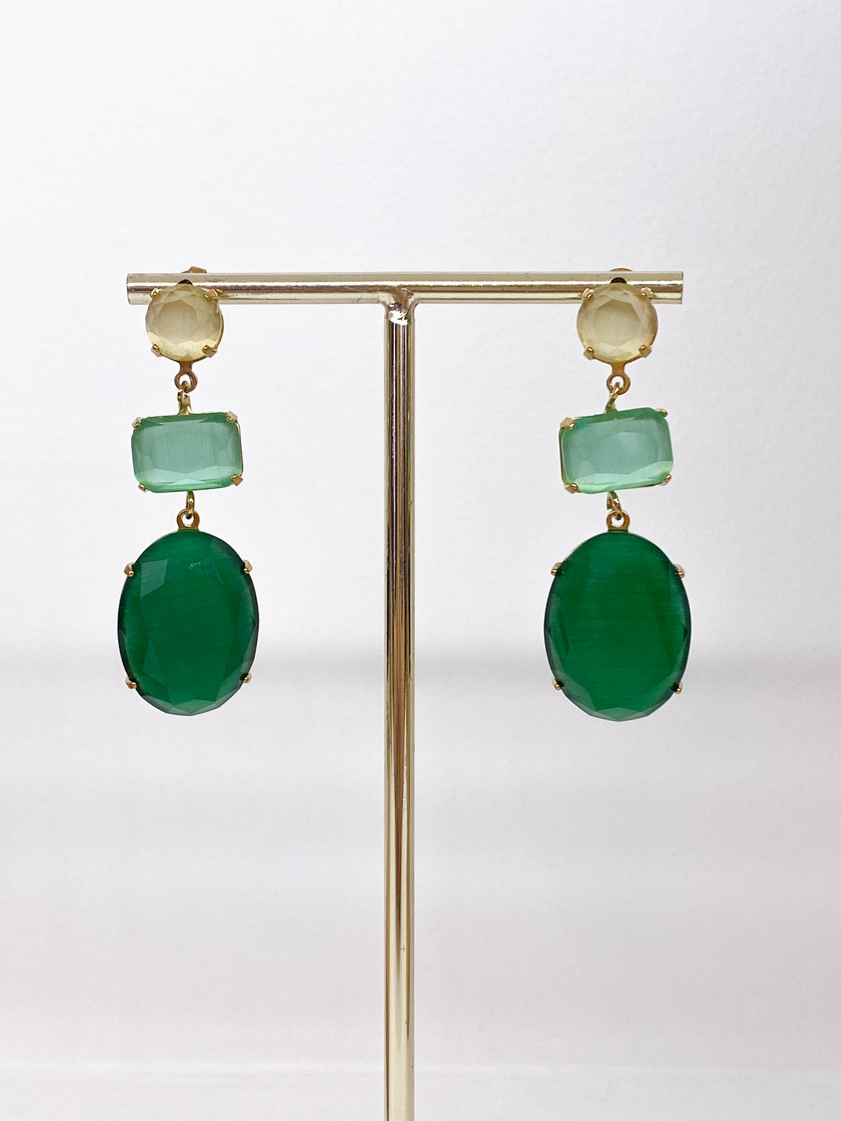 Boucles d’oreilles longues dorées en pâte de verre colorée