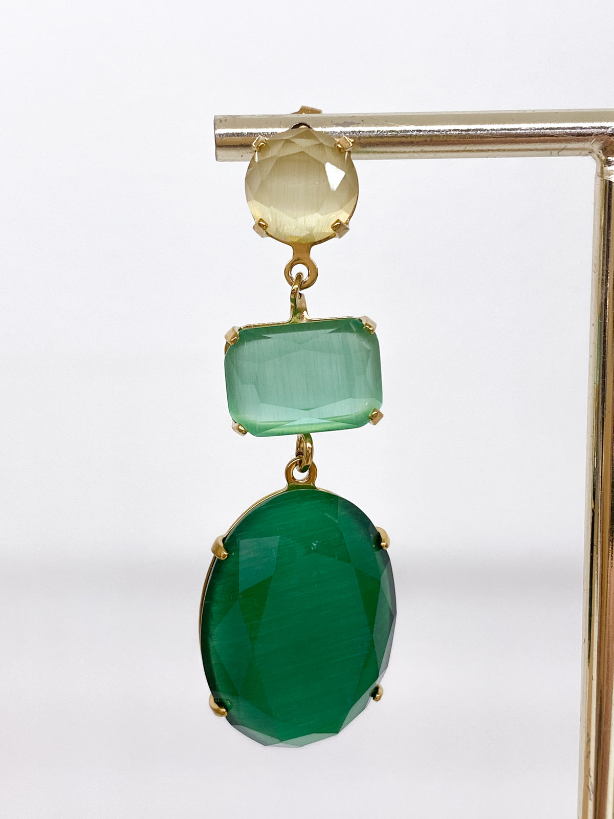 Boucles d’oreilles longues dorées en pâte de verre colorée