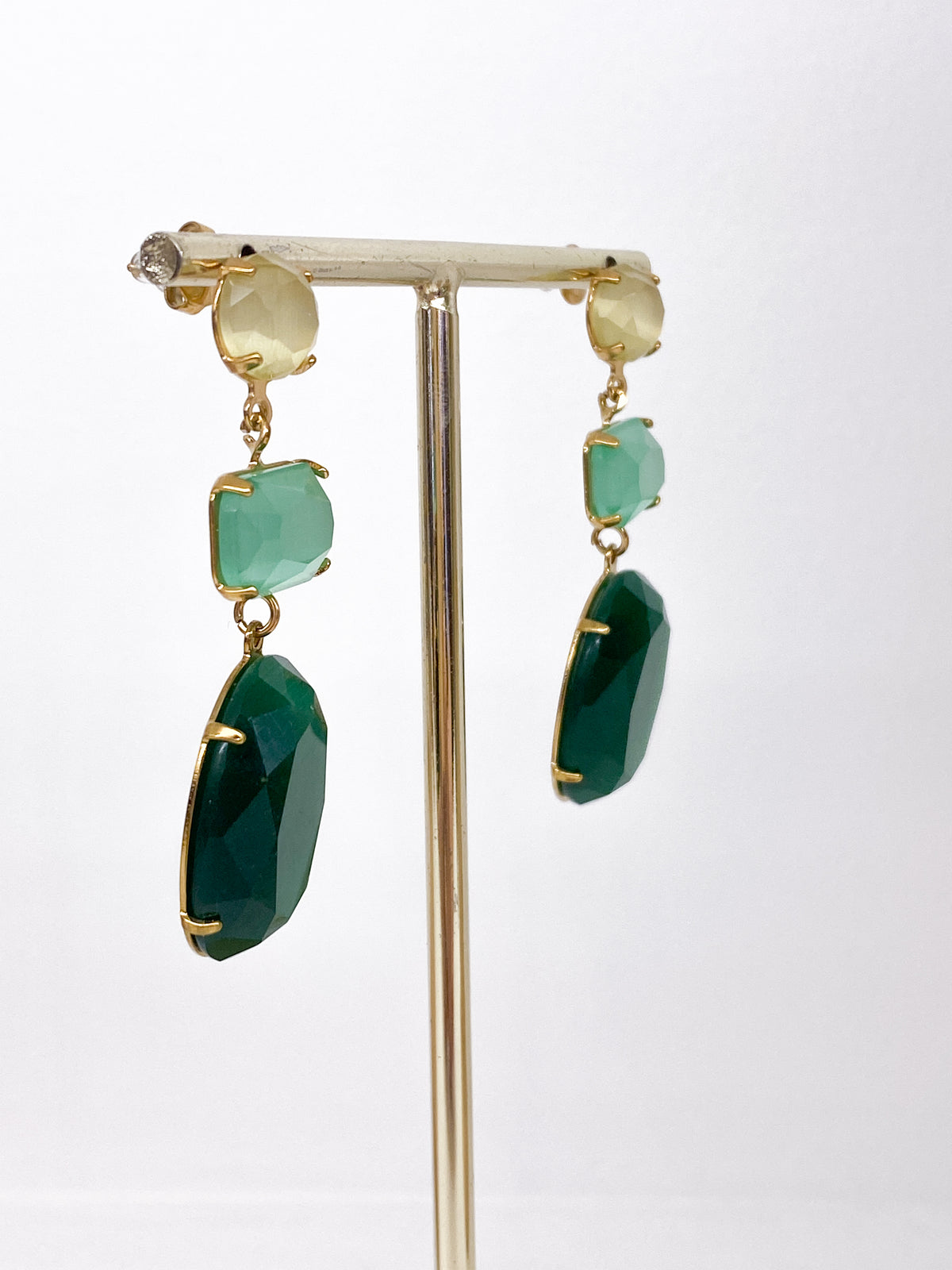 Boucles d’oreilles longues dorées en pâte de verre colorée