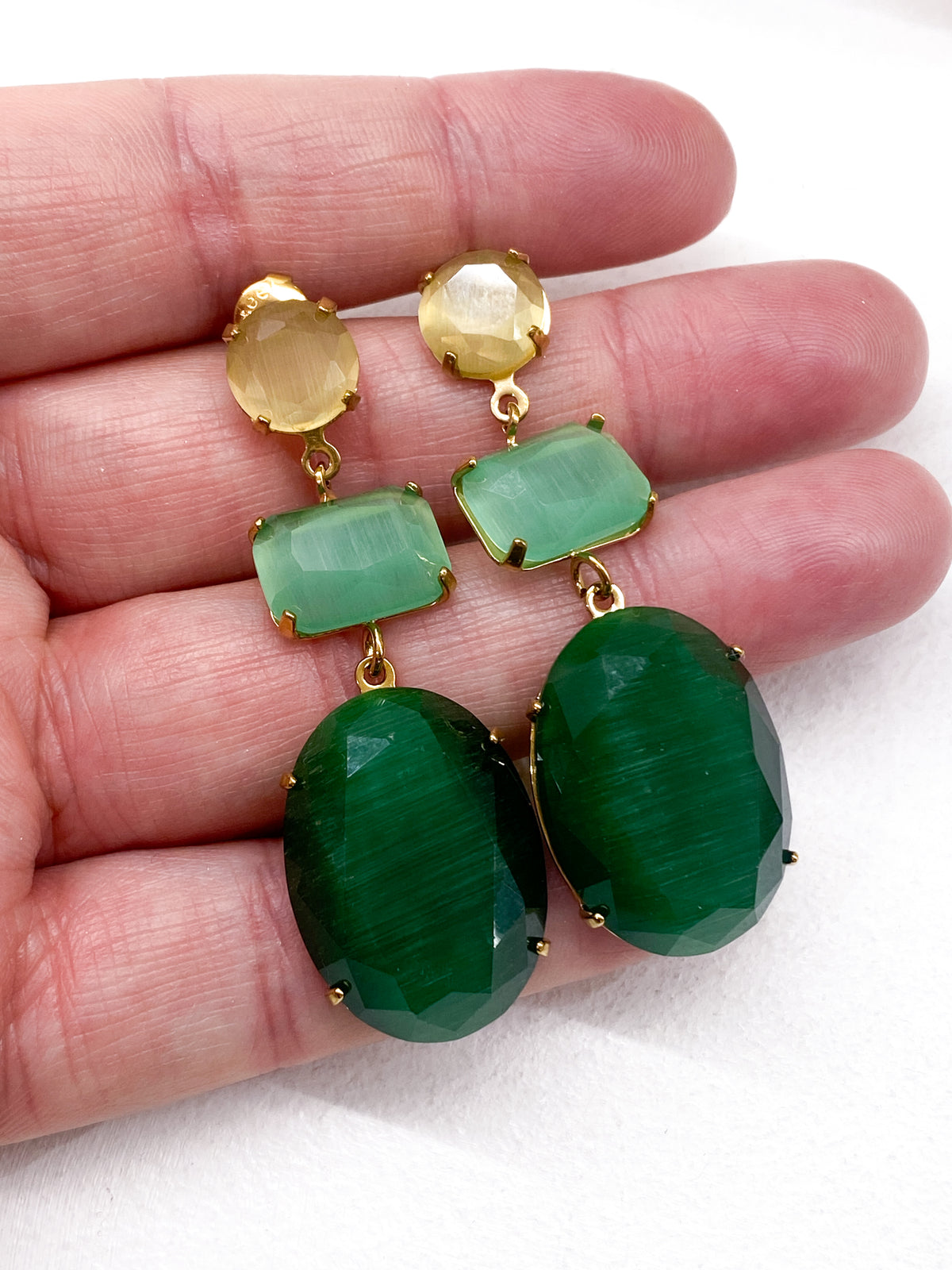 Boucles d’oreilles longues dorées en pâte de verre colorée