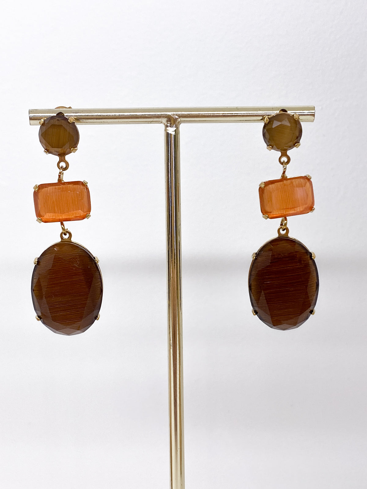 Boucles d’oreilles longues dorées en pâte de verre colorée