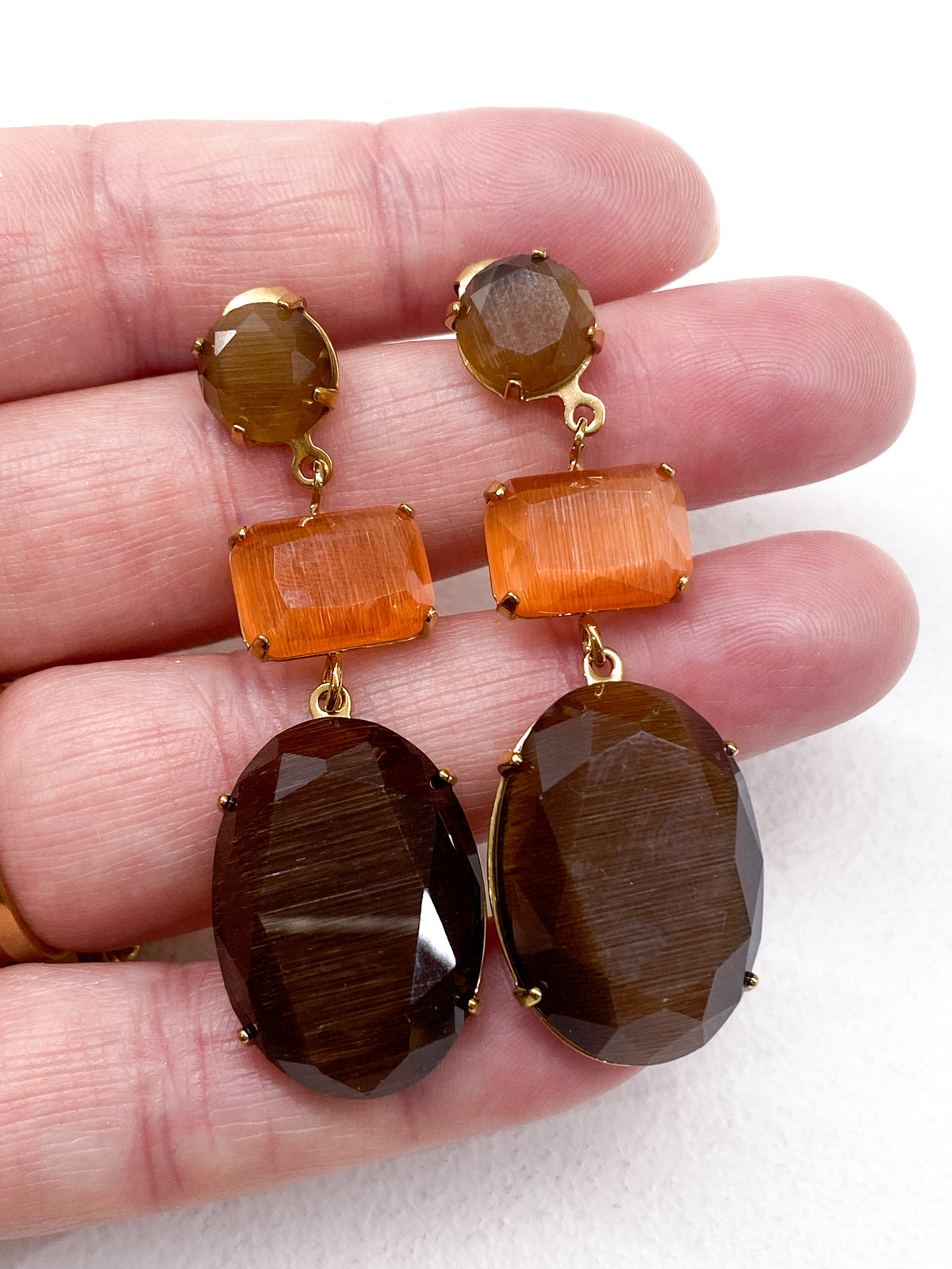 Boucles d’oreilles longues dorées en pâte de verre colorée