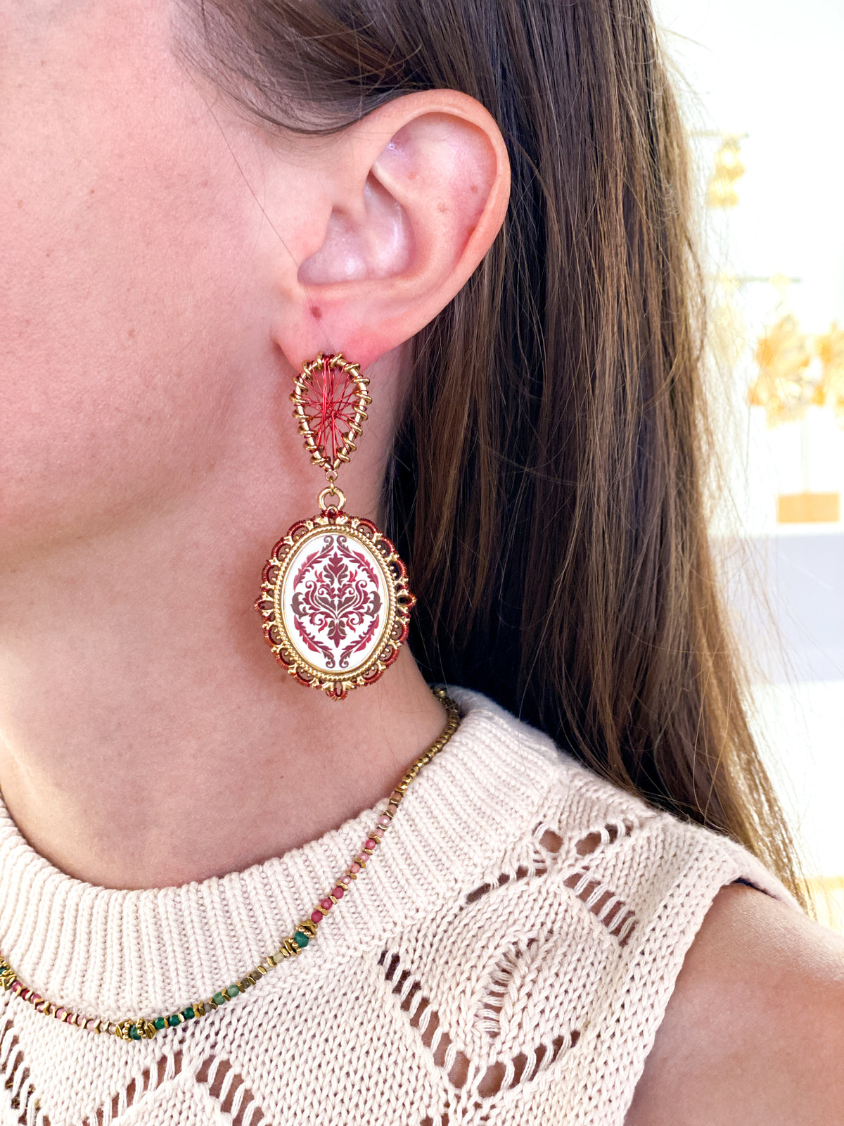 Boucles d’oreilles longues dorées avec motif damassé