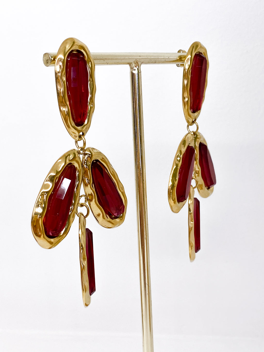 Boucles d’oreilles longues en résine facettée et acier inoxydable