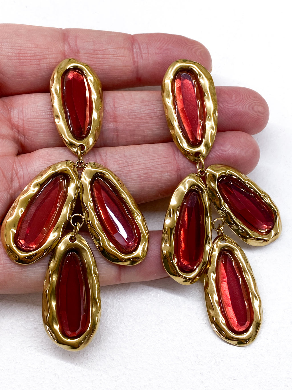 Boucles d’oreilles longues en résine facettée et acier inoxydable