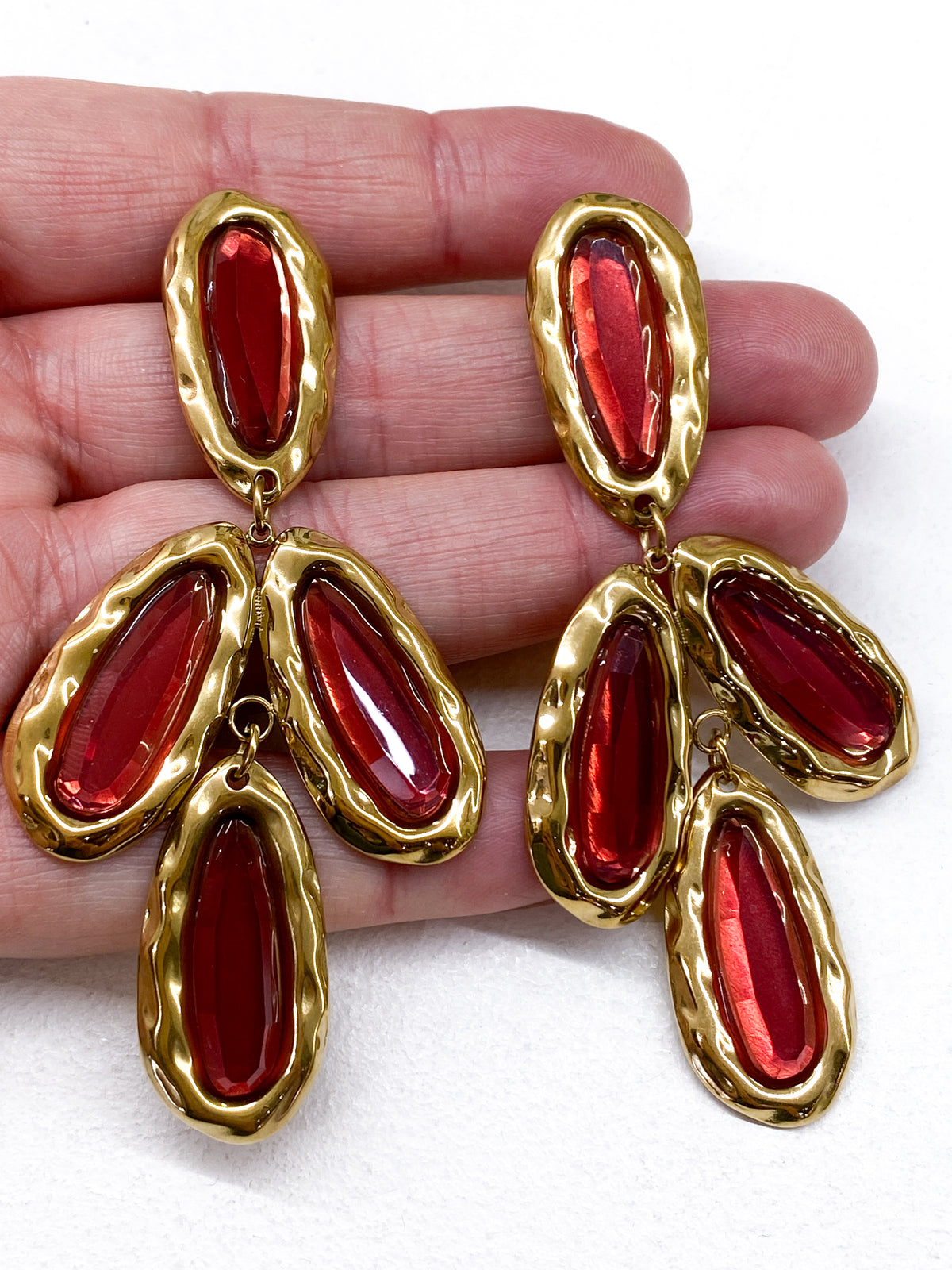 Boucles d’oreilles longues en résine facettée et acier inoxydable