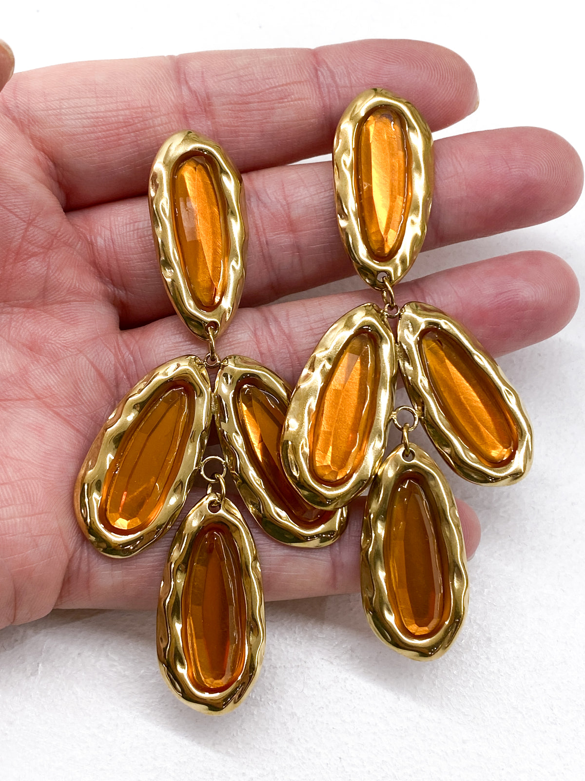 Boucles d’oreilles longues en résine facettée et acier inoxydable