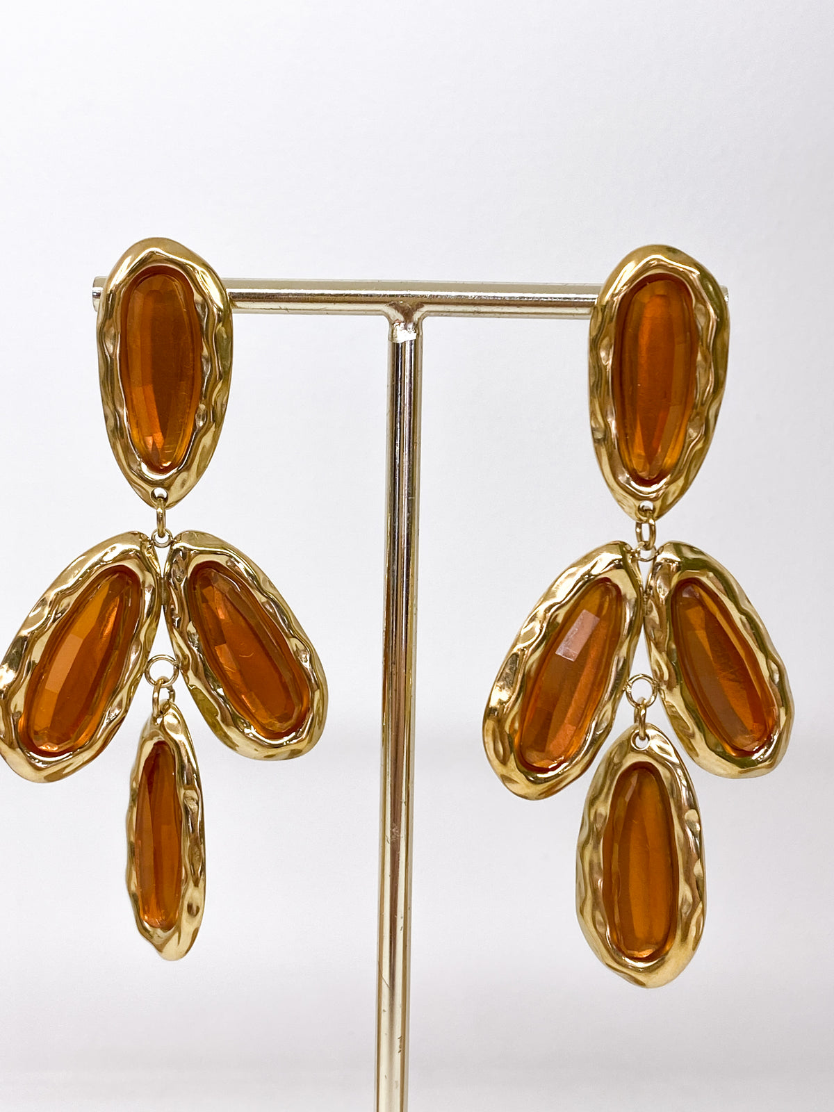 Boucles d’oreilles longues en résine facettée et acier inoxydable