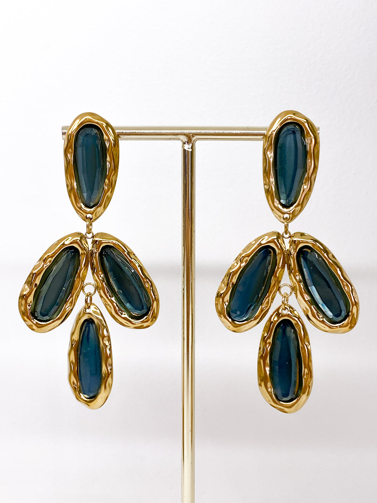 Boucles d’oreilles longues en résine facettée et acier inoxydable