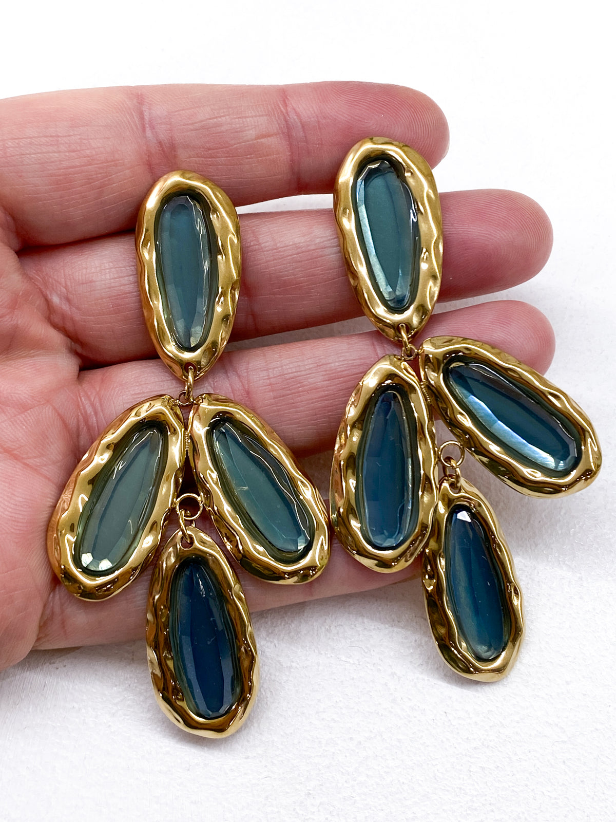 Boucles d’oreilles longues en résine facettée et acier inoxydable