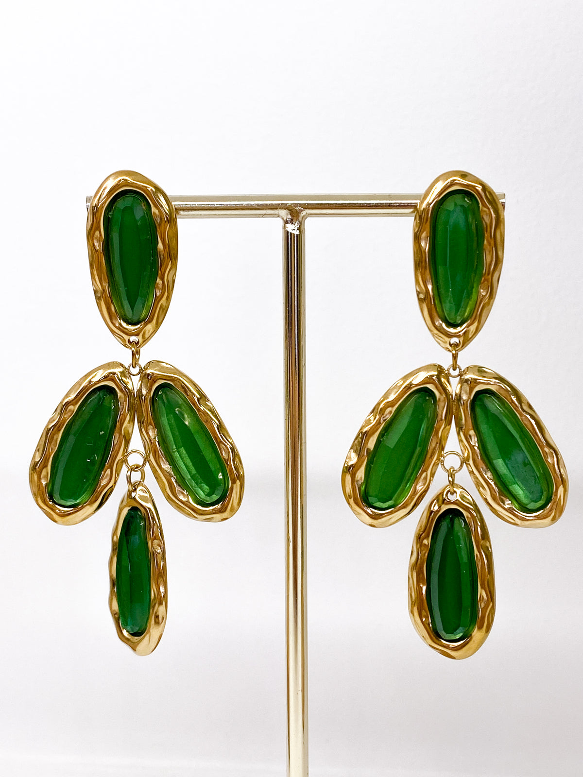 Boucles d’oreilles longues en résine facettée et acier inoxydable