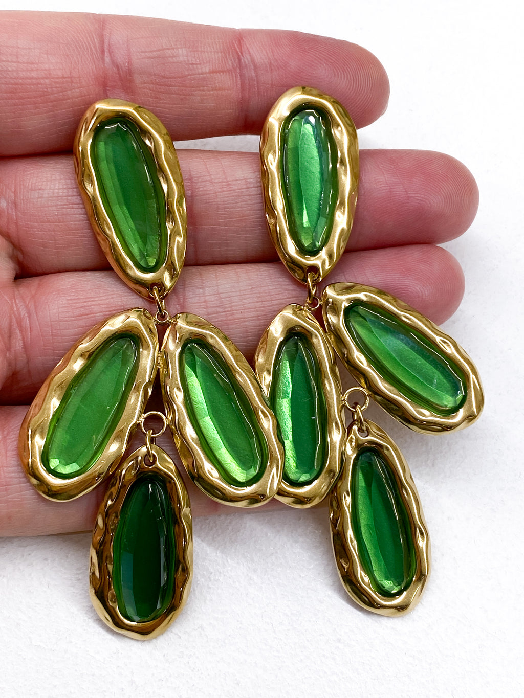 Boucles d’oreilles longues en résine facettée et acier inoxydable