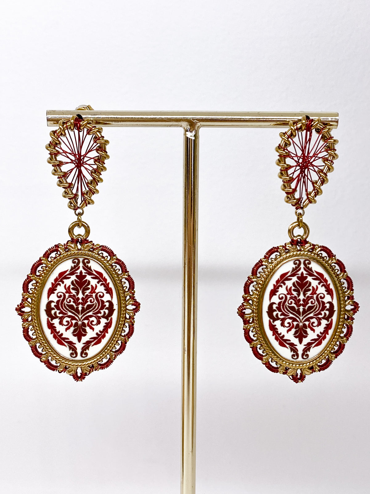 Boucles d’oreilles longues dorées avec motif damassé