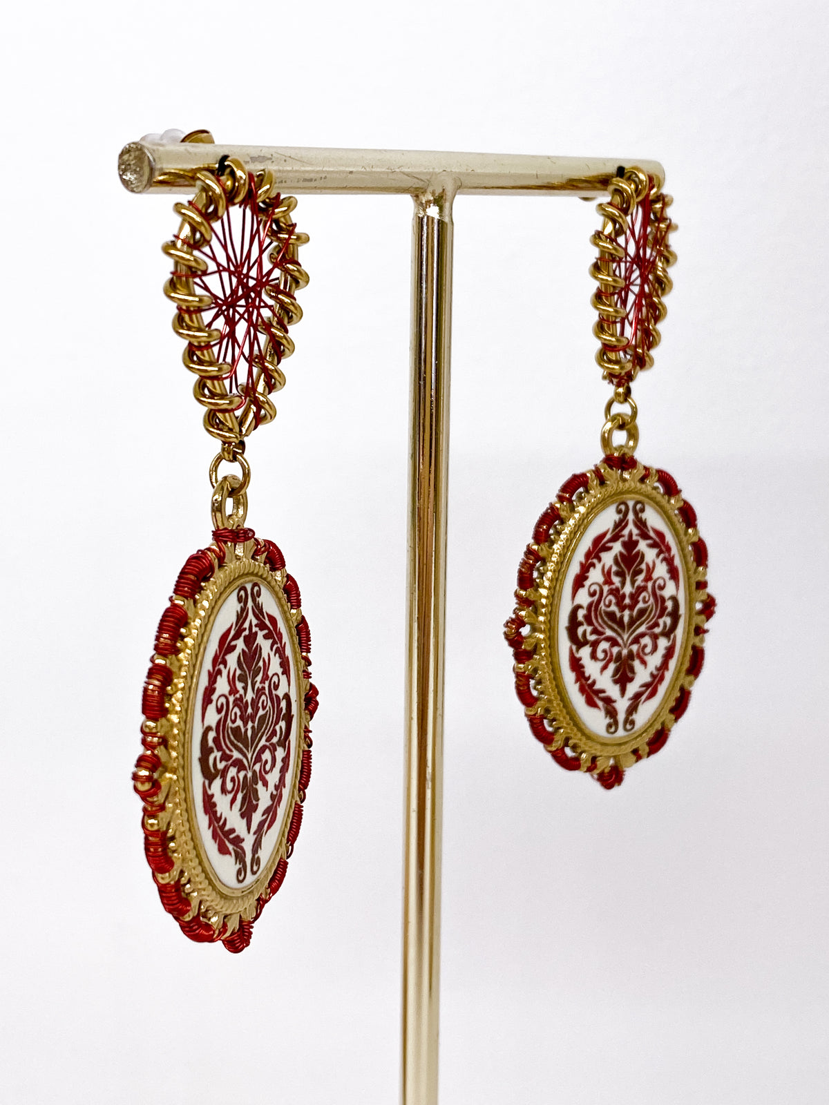 Boucles d’oreilles longues dorées avec motif damassé