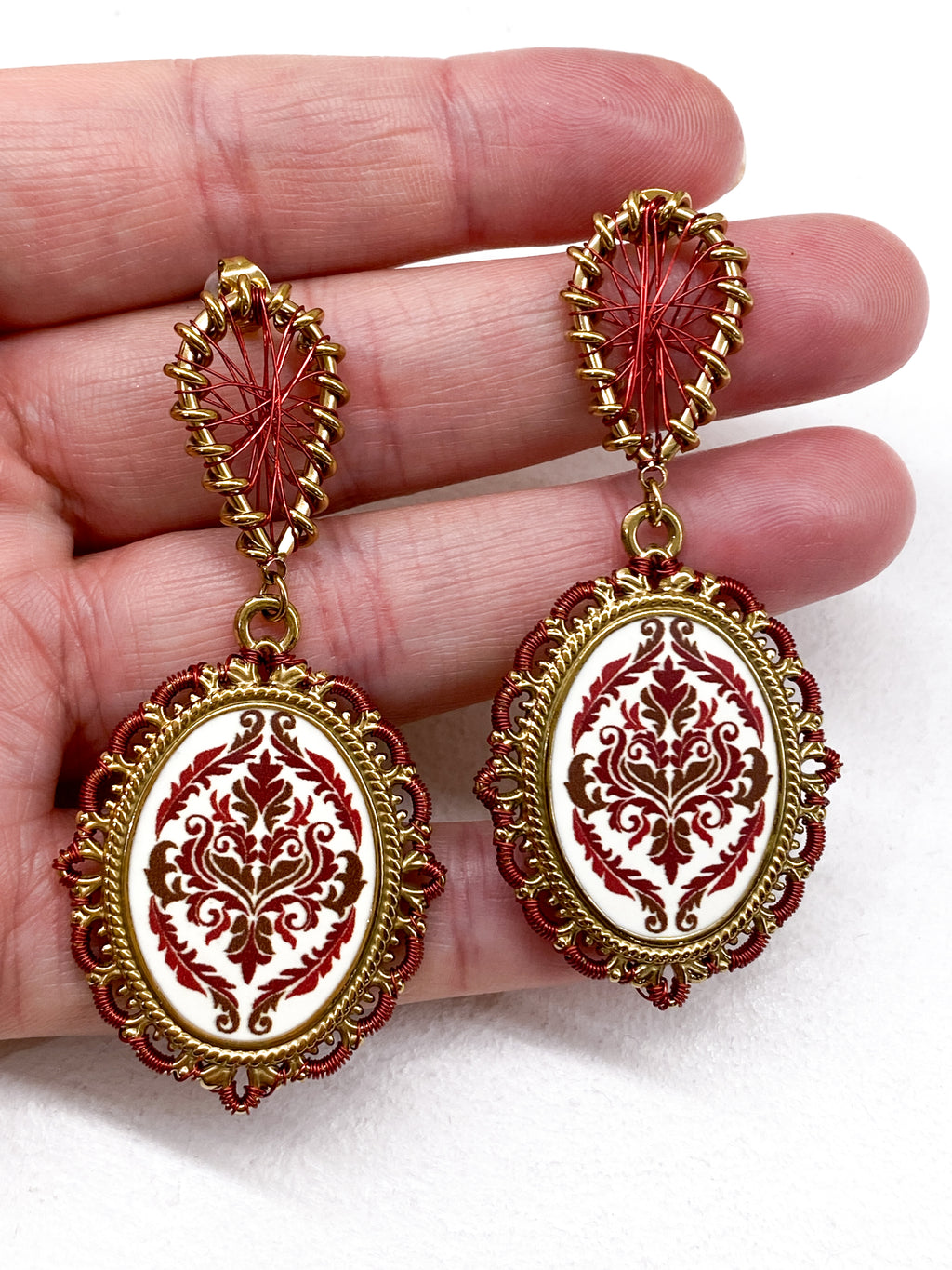 Boucles d’oreilles longues dorées avec motif damassé