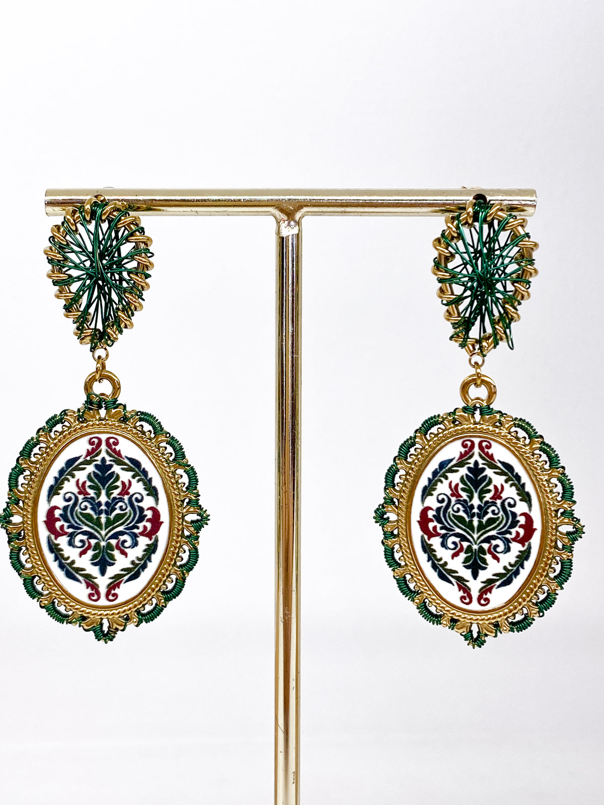 Boucles d’oreilles longues dorées avec motif damassé