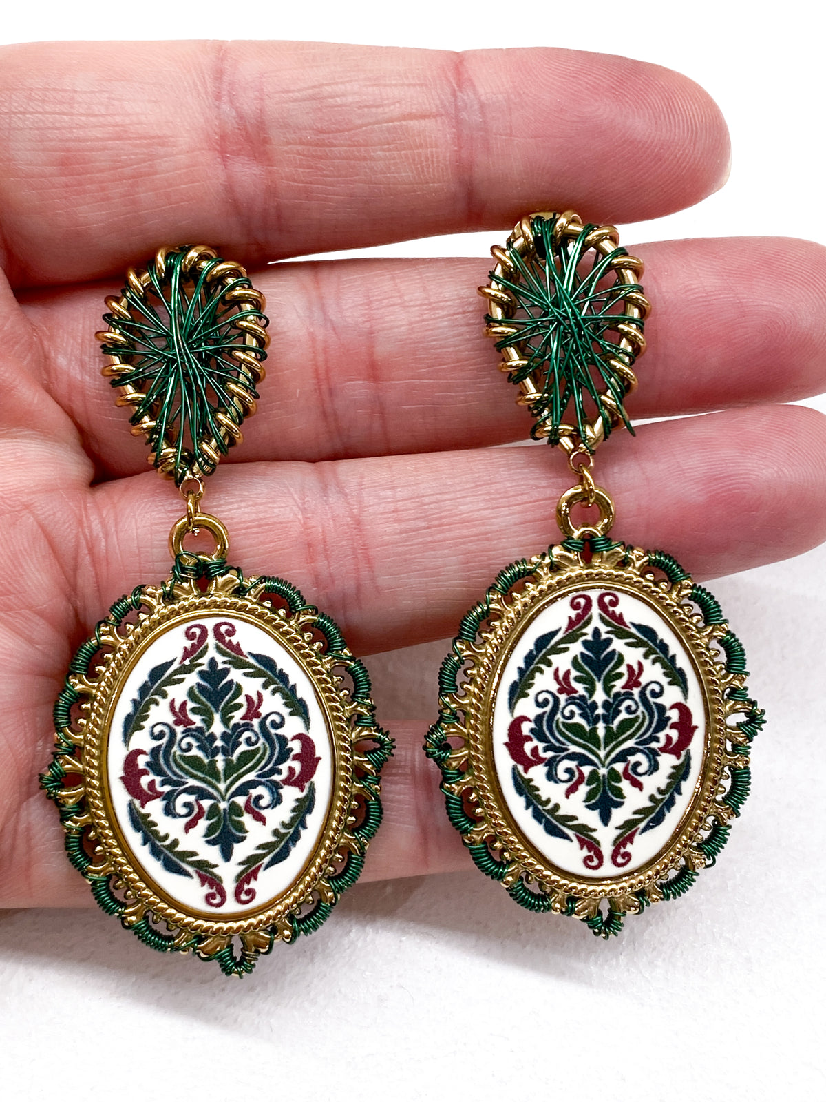 Boucles d’oreilles longues dorées avec motif damassé
