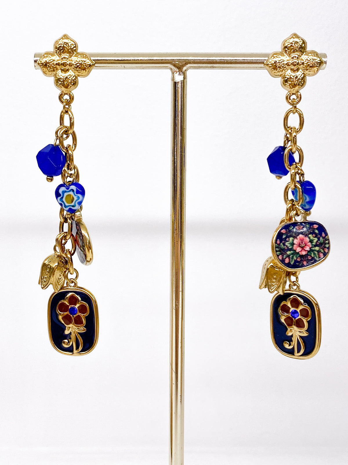 Boucles d’oreilles longues dorées avec breloques colorées