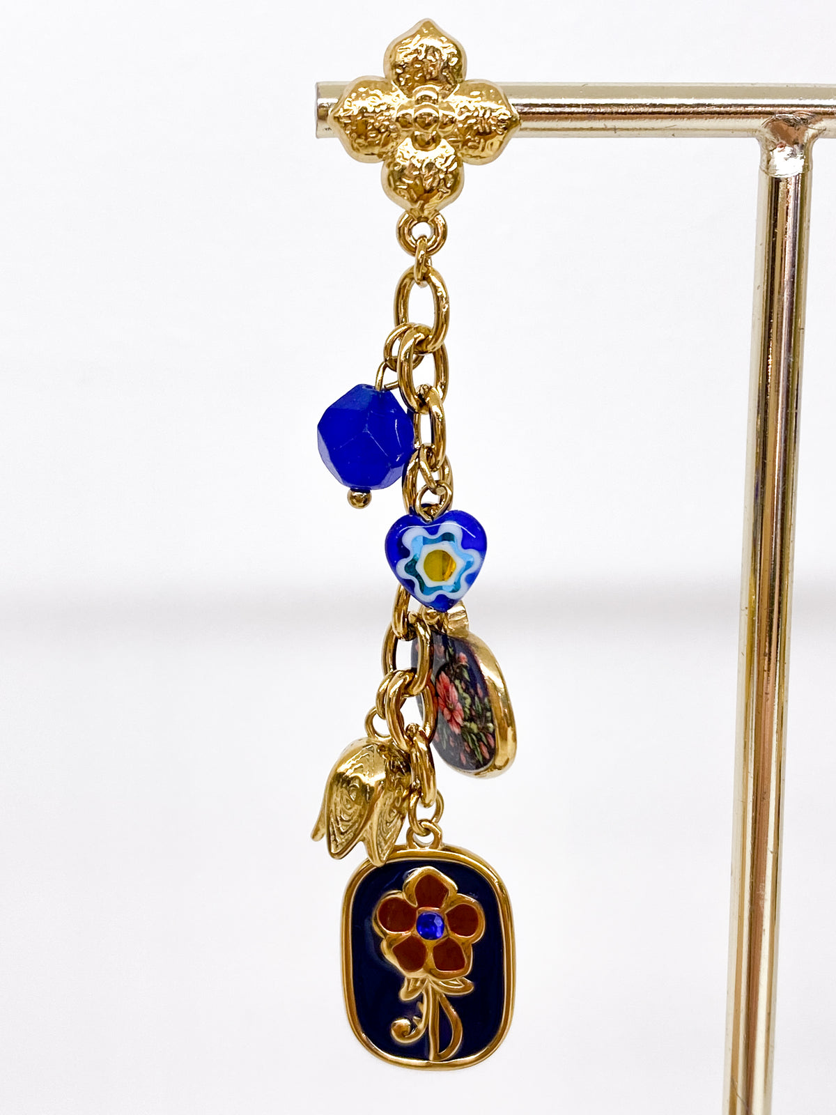 Boucles d’oreilles longues dorées avec breloques colorées