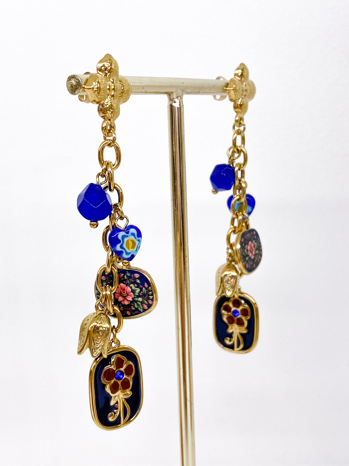 Boucles d’oreilles longues dorées avec breloques colorées