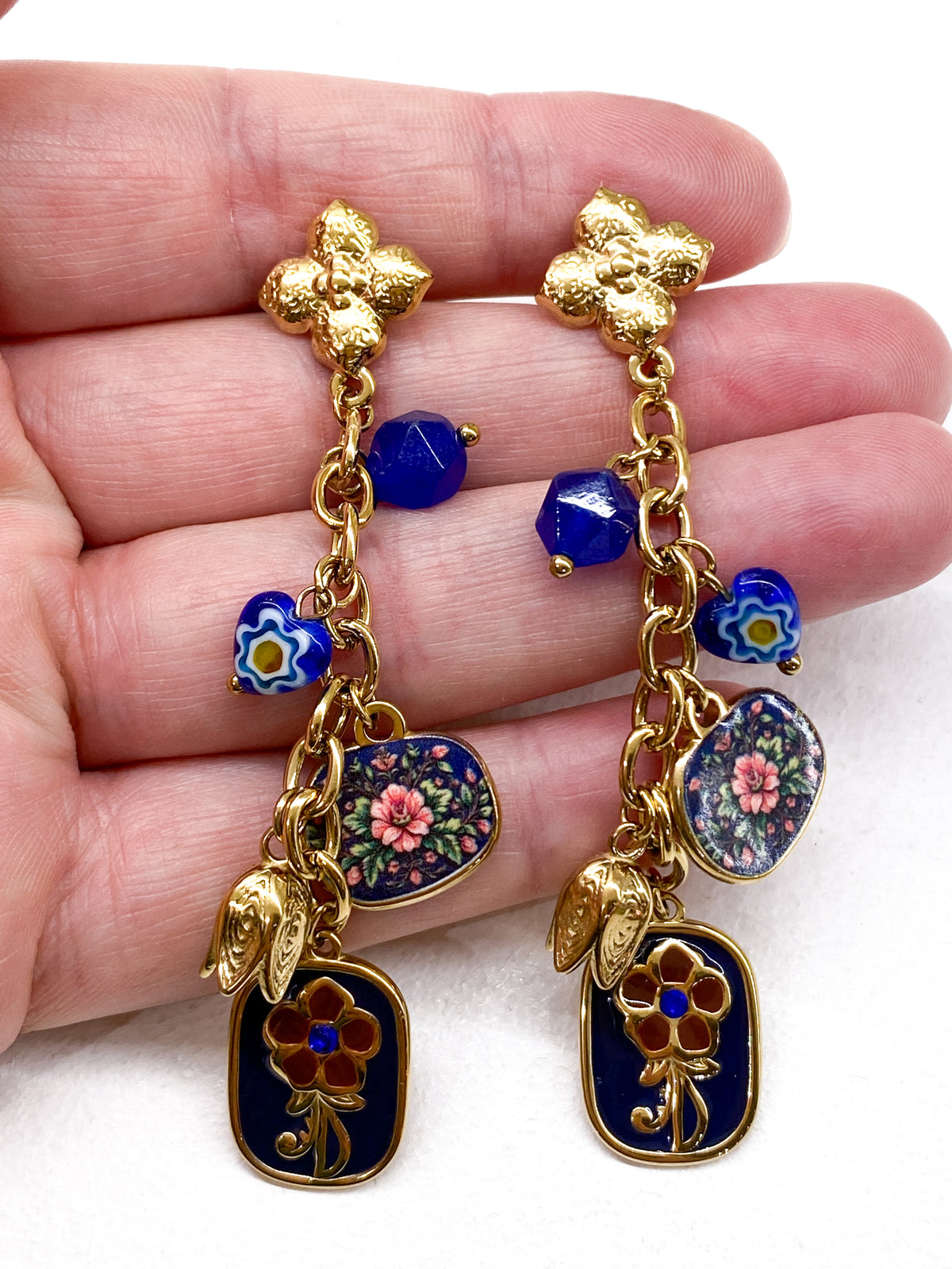 Boucles d’oreilles longues dorées avec breloques colorées