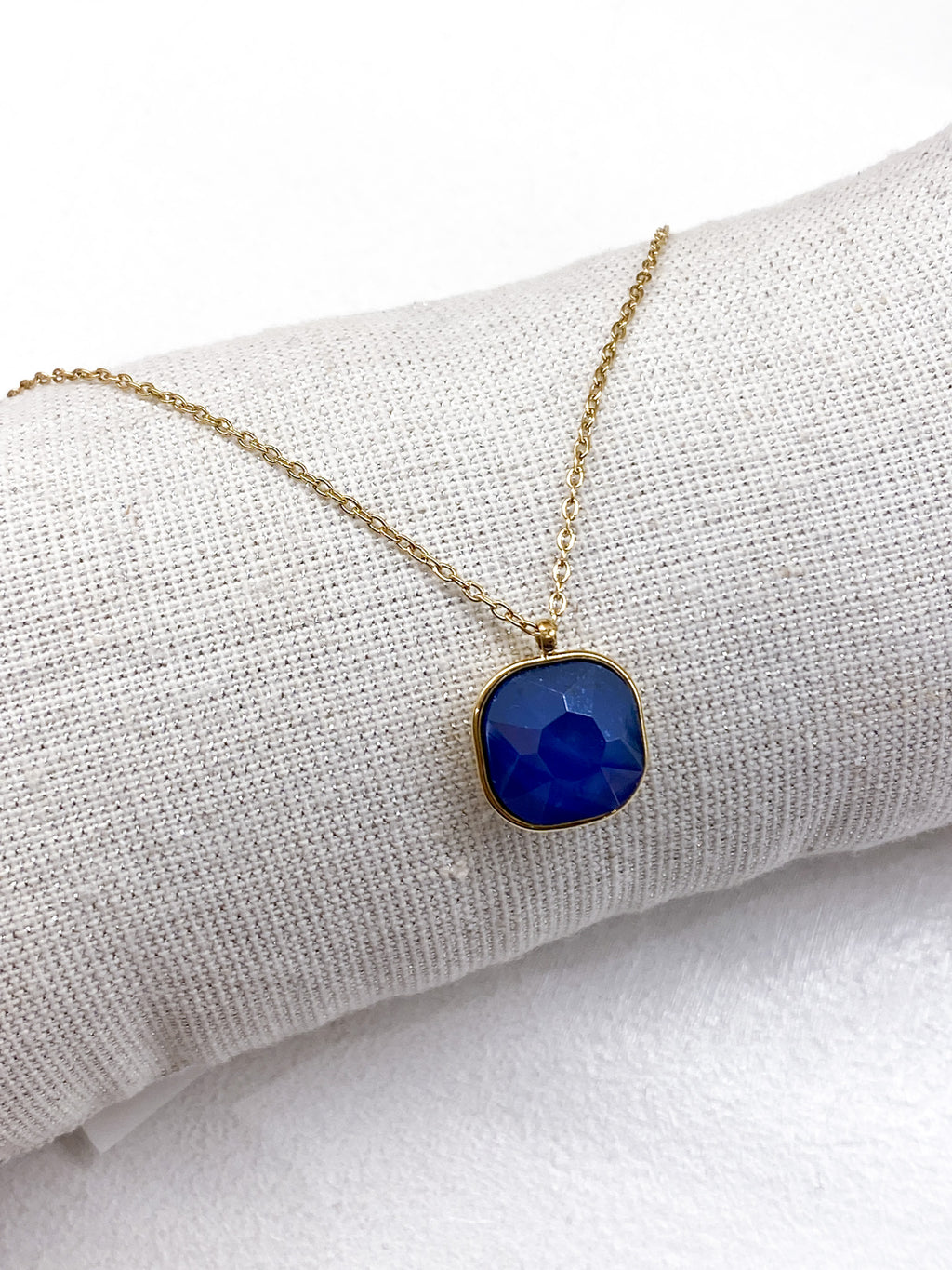 Collier fin à pendentif carré en pâte de verre facettée