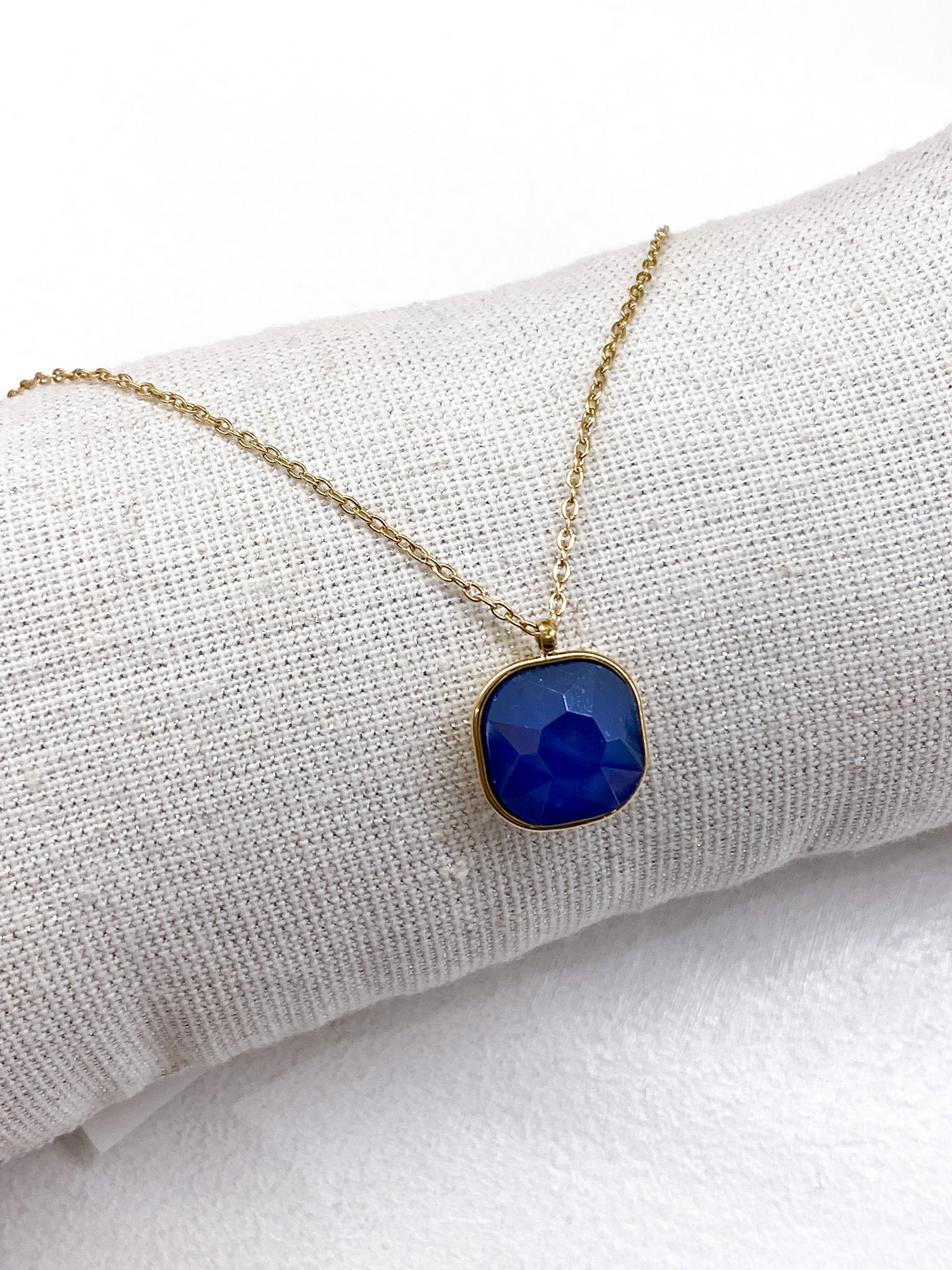 Collier fin à pendentif carré en pâte de verre facettée