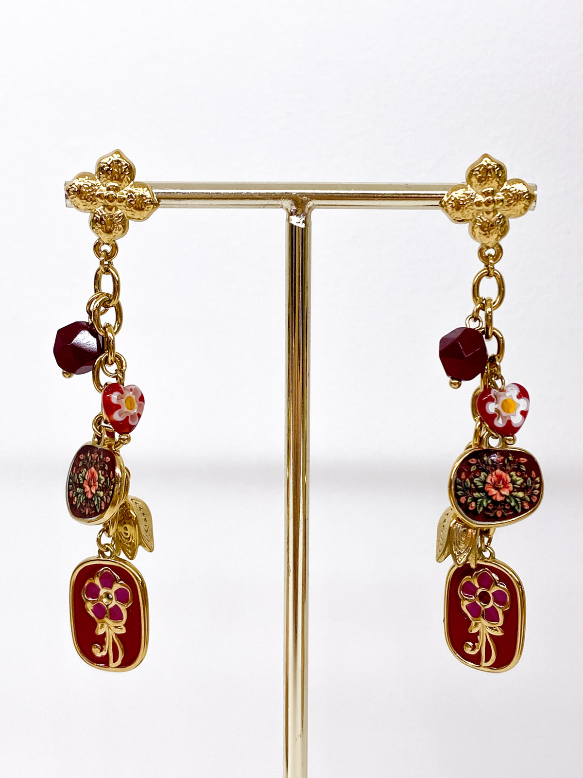 Boucles d’oreilles longues dorées avec breloques colorées