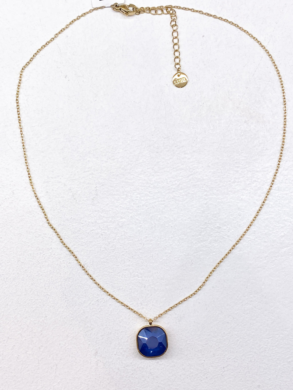 Collier fin à pendentif carré en pâte de verre facettée