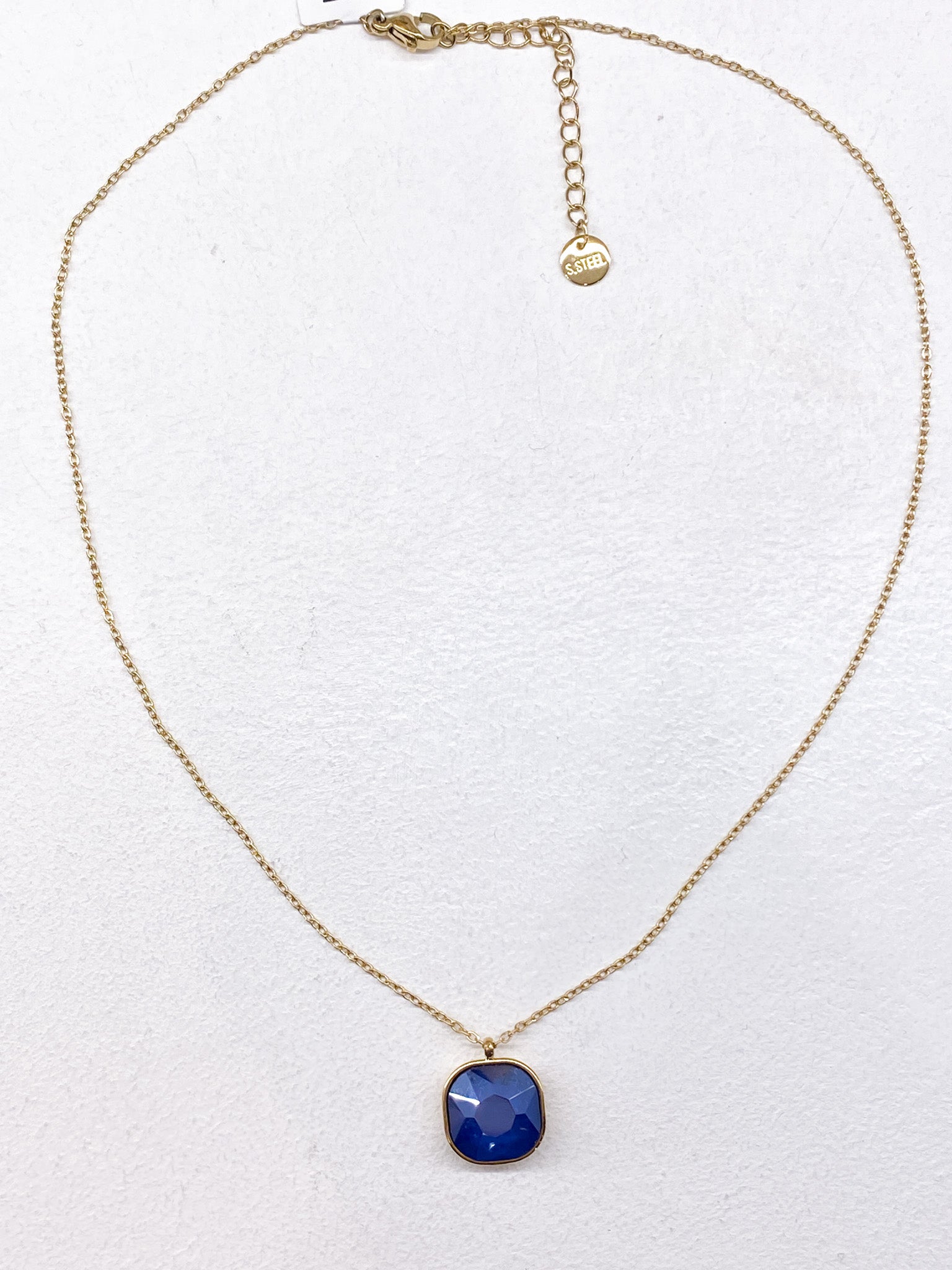 Collier fin à pendentif carré en pâte de verre facettée