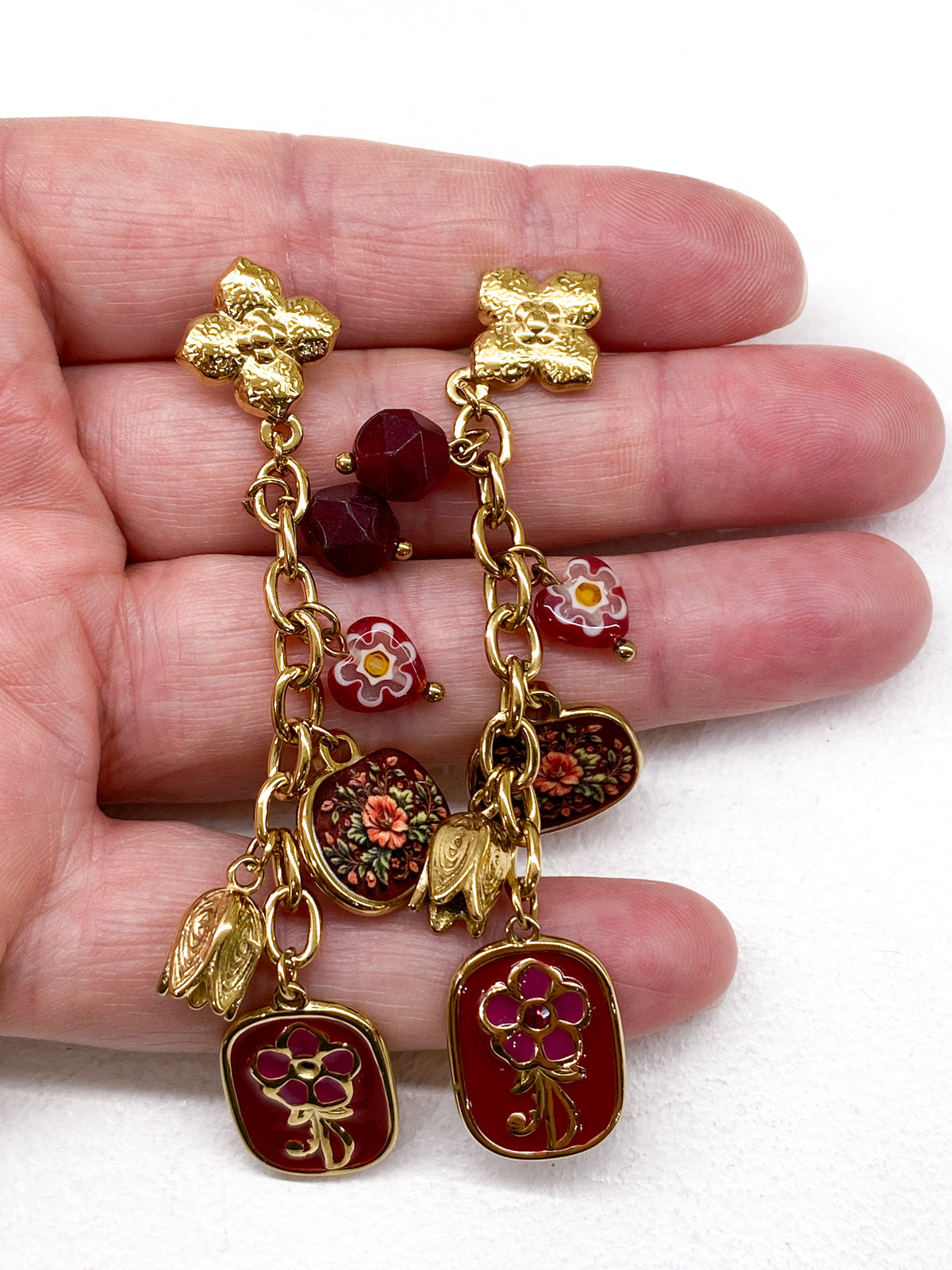 Boucles d’oreilles longues dorées avec breloques colorées