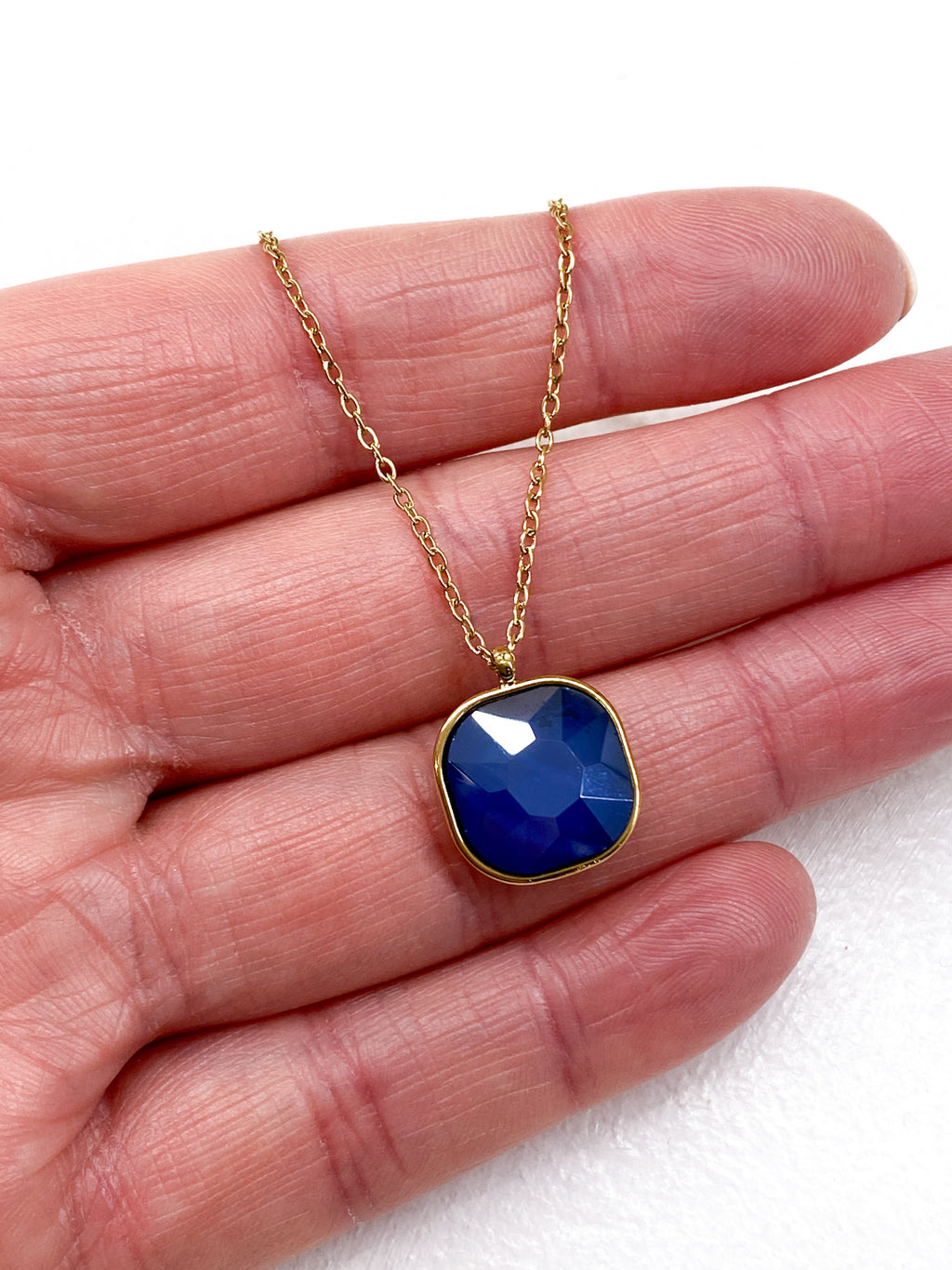 Collier fin à pendentif carré en pâte de verre facettée