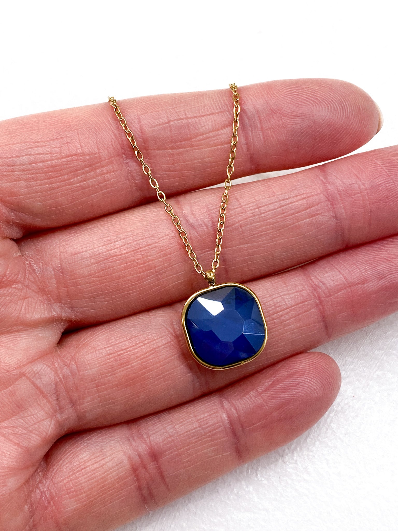 Collier fin à pendentif carré en pâte de verre facettée