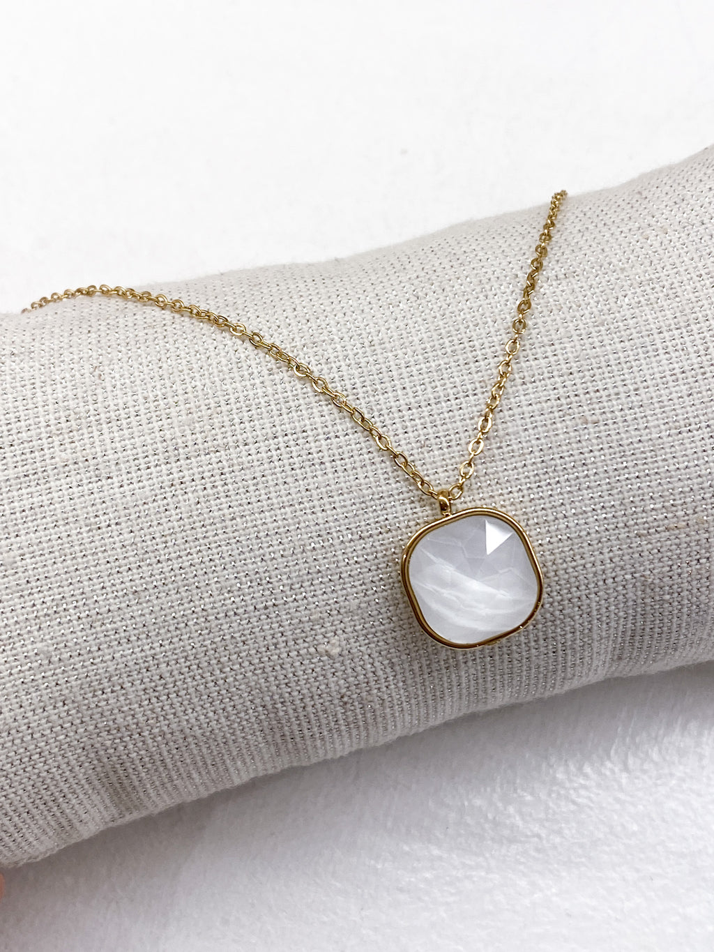 Collier fin à pendentif carré en pâte de verre facettée
