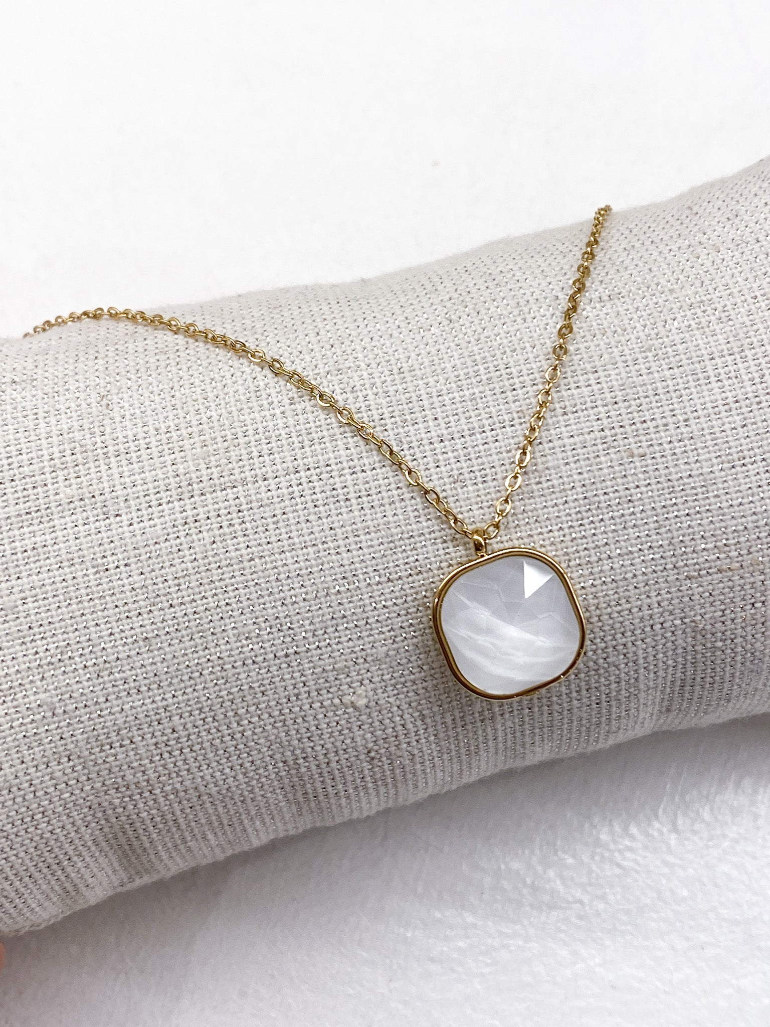 Collier fin à pendentif carré en pâte de verre facettée