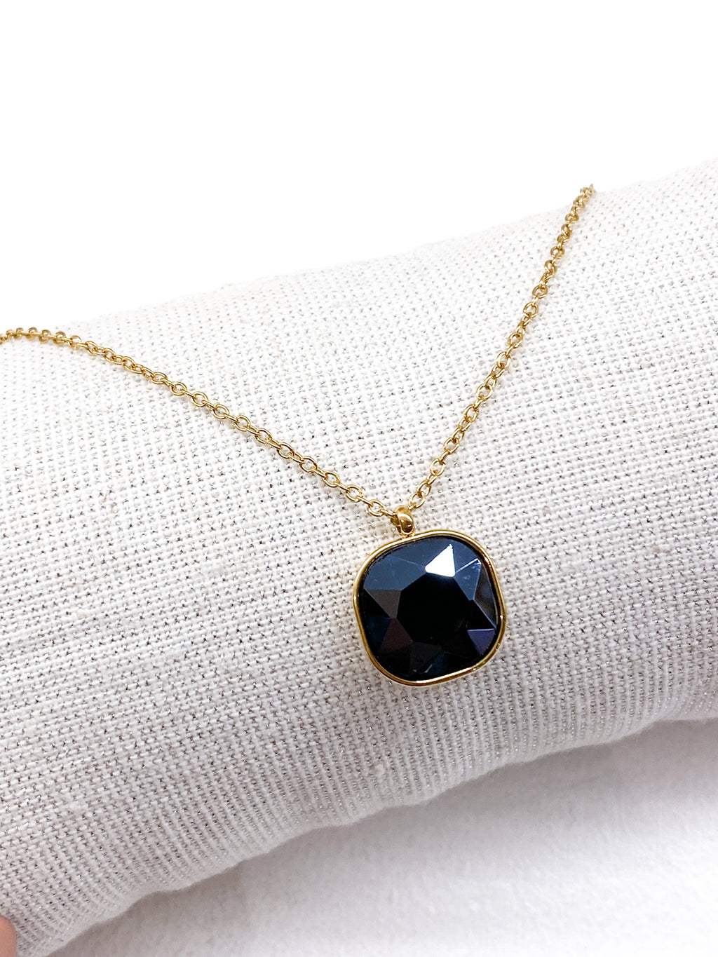Collier fin à pendentif carré en pâte de verre facettée