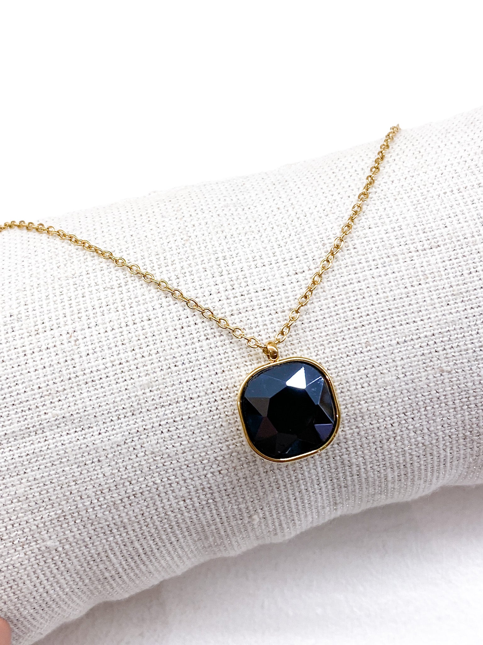 Collier fin à pendentif carré en pâte de verre facettée