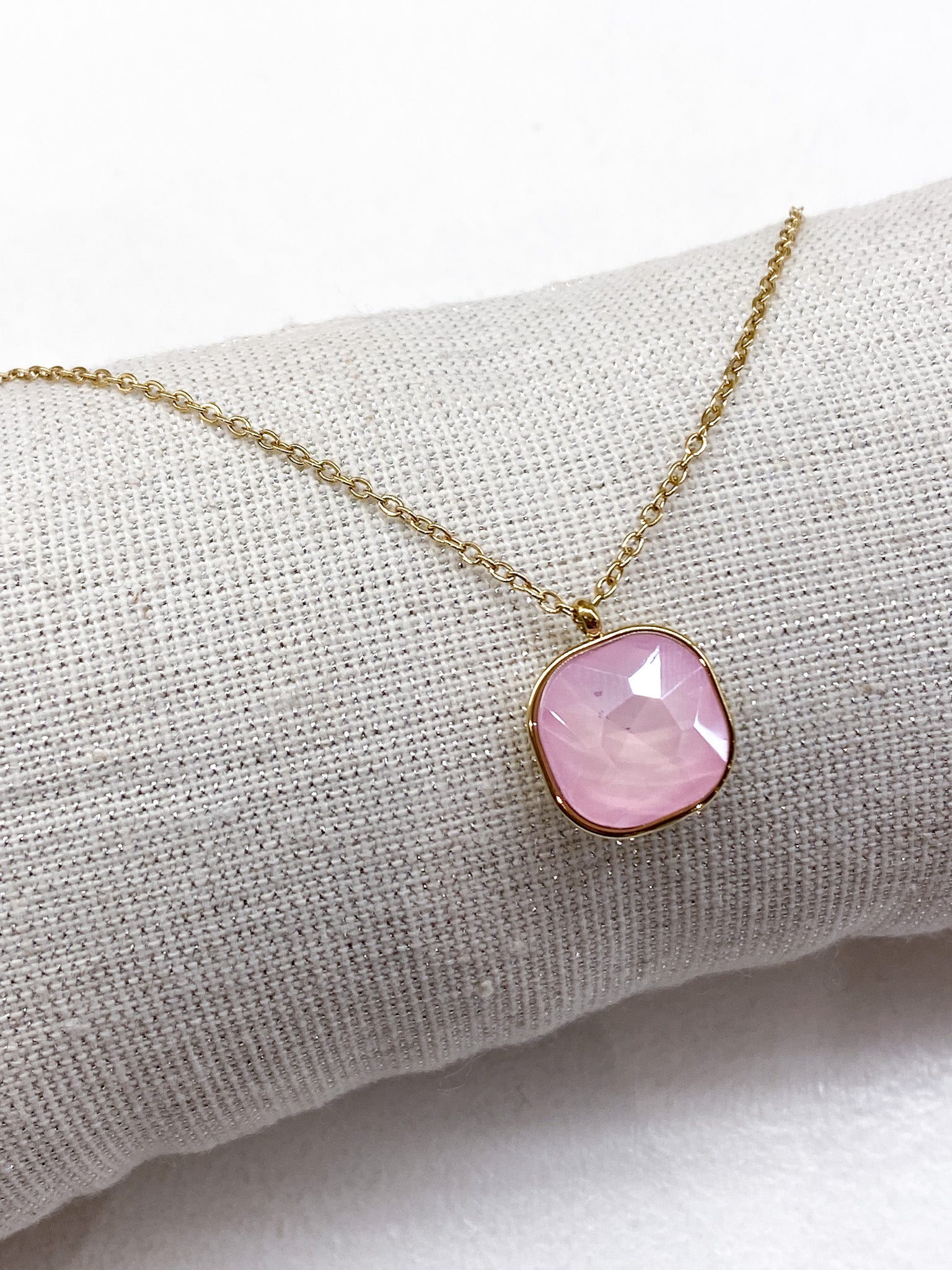 Collier fin à pendentif carré en pâte de verre facettée