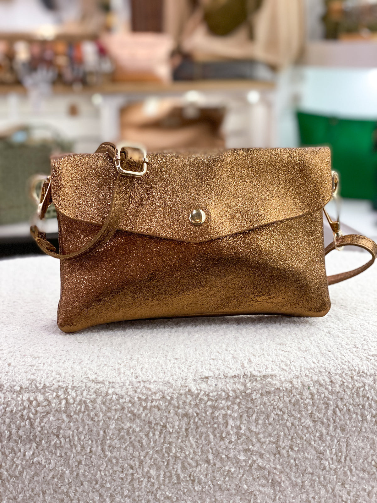 Sac femme en cuir irisé porté main et bandoulière
